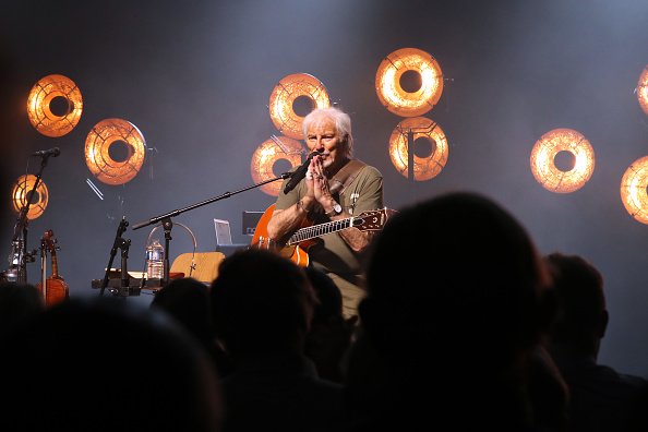 Hugues Aufray à la fin de son concert à la Salle Pleyel le 18 octobre 2019 à Paris, France. |Photo : Getty Images