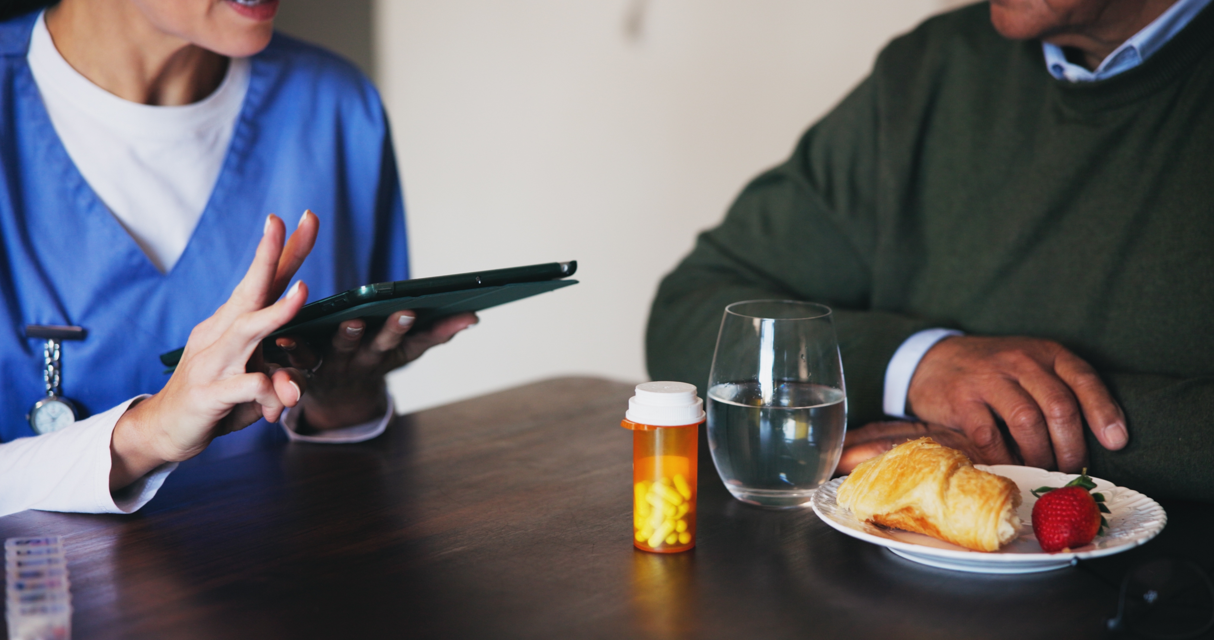 Infirmière conversant avec un homme | Source : Shutterstock