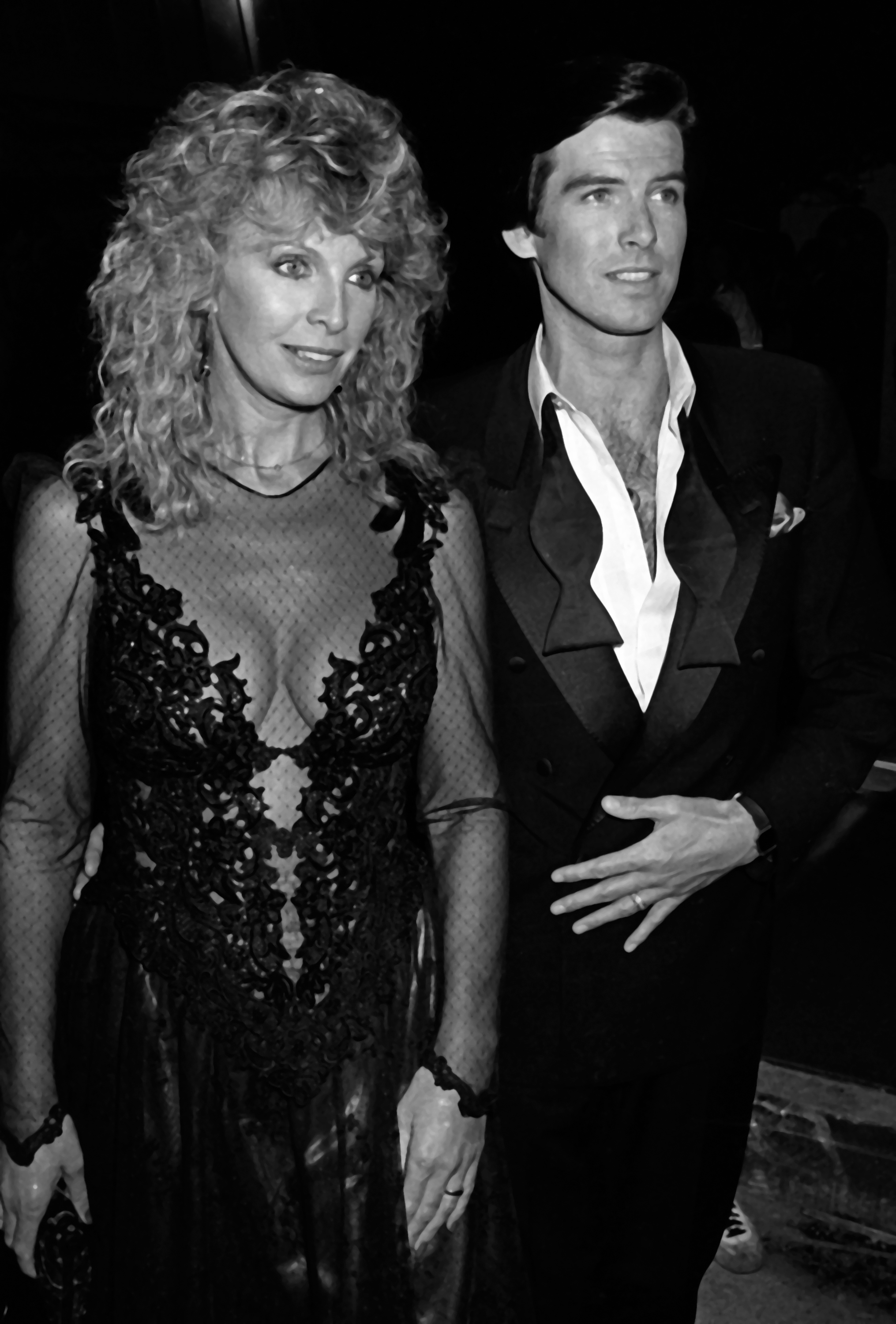 Pierce Brosnan et Cassandra Harris à l'afterparty de la 10e édition des People's Choice Awards, le 15 mars 1984, à Los Angeles, en Californie. | Source : Getty Images