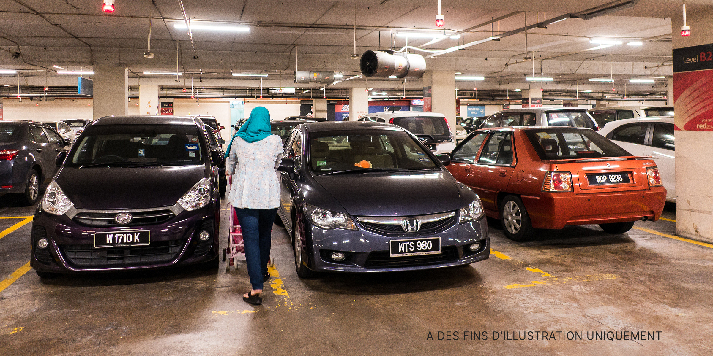 Femme sur un parking | Source : Shutterstock