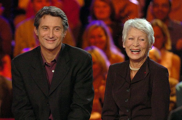 Antoine de Caunes et Jacqueline Joubert apparaissent sur le plateau de télévision lors du 40e anniversaire de la chaîne de télévision française France 2. | Photo : Getty Images