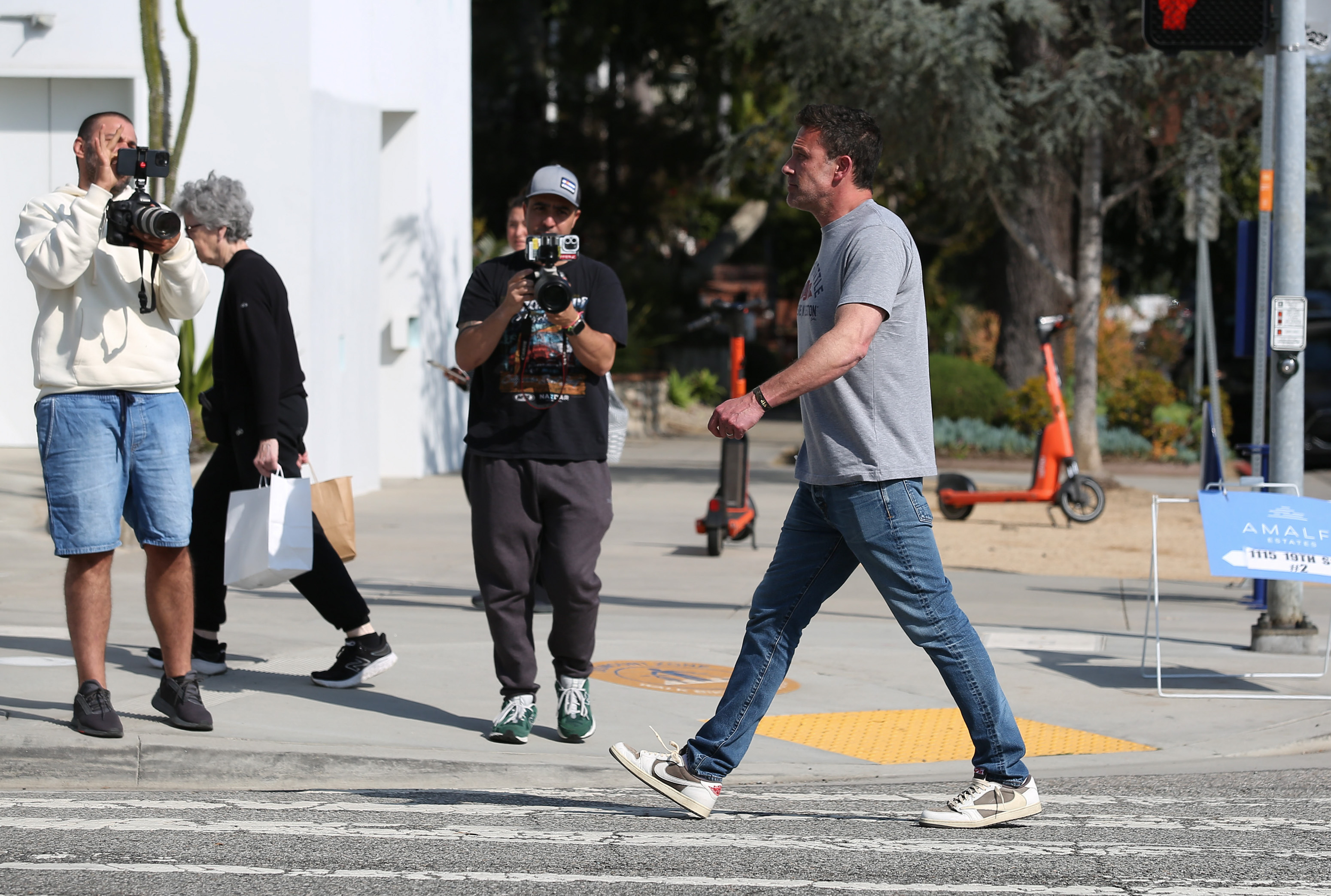 Ben Affleck marche alors que deux hommes le filment à Los Angeles, en Californie, le 19 mai 2024 | Source : Getty Images