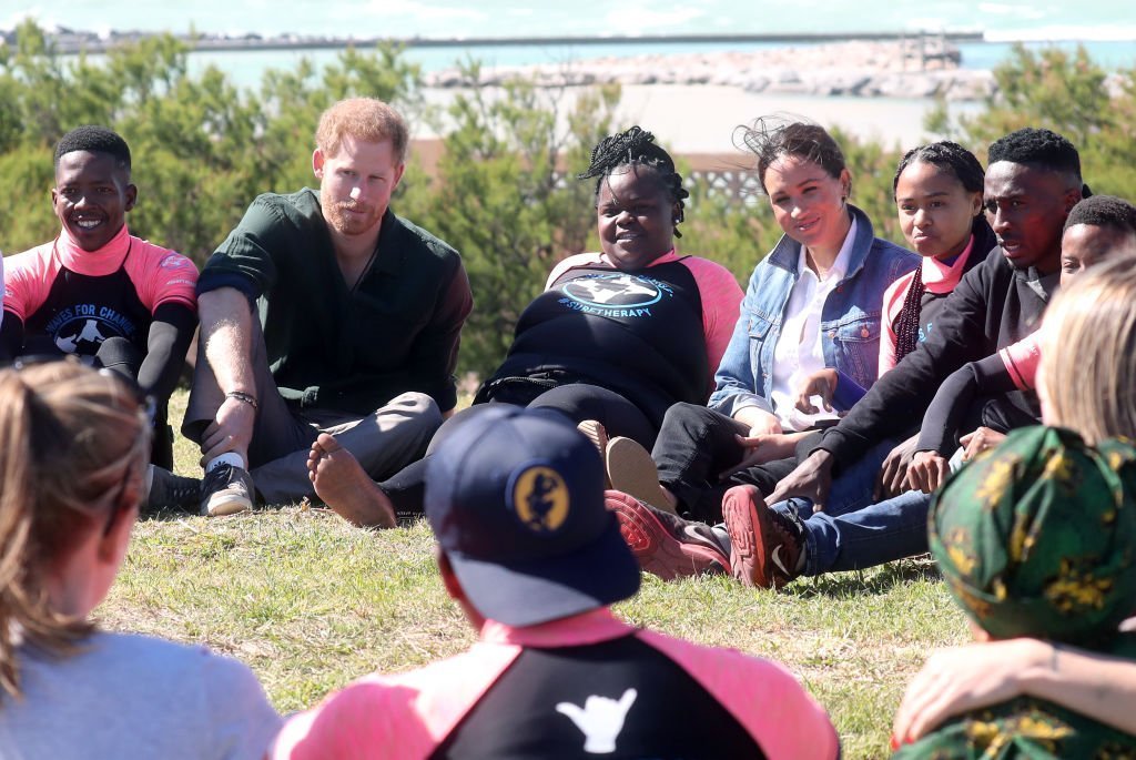 Le prince Harry et Meghan Markle se joignent à des surfeurs mentors et participent à une activité de groupe lors de leur visite à l'ONG Waves for Change, à Monwabisi Beach. | Source : Getty Images