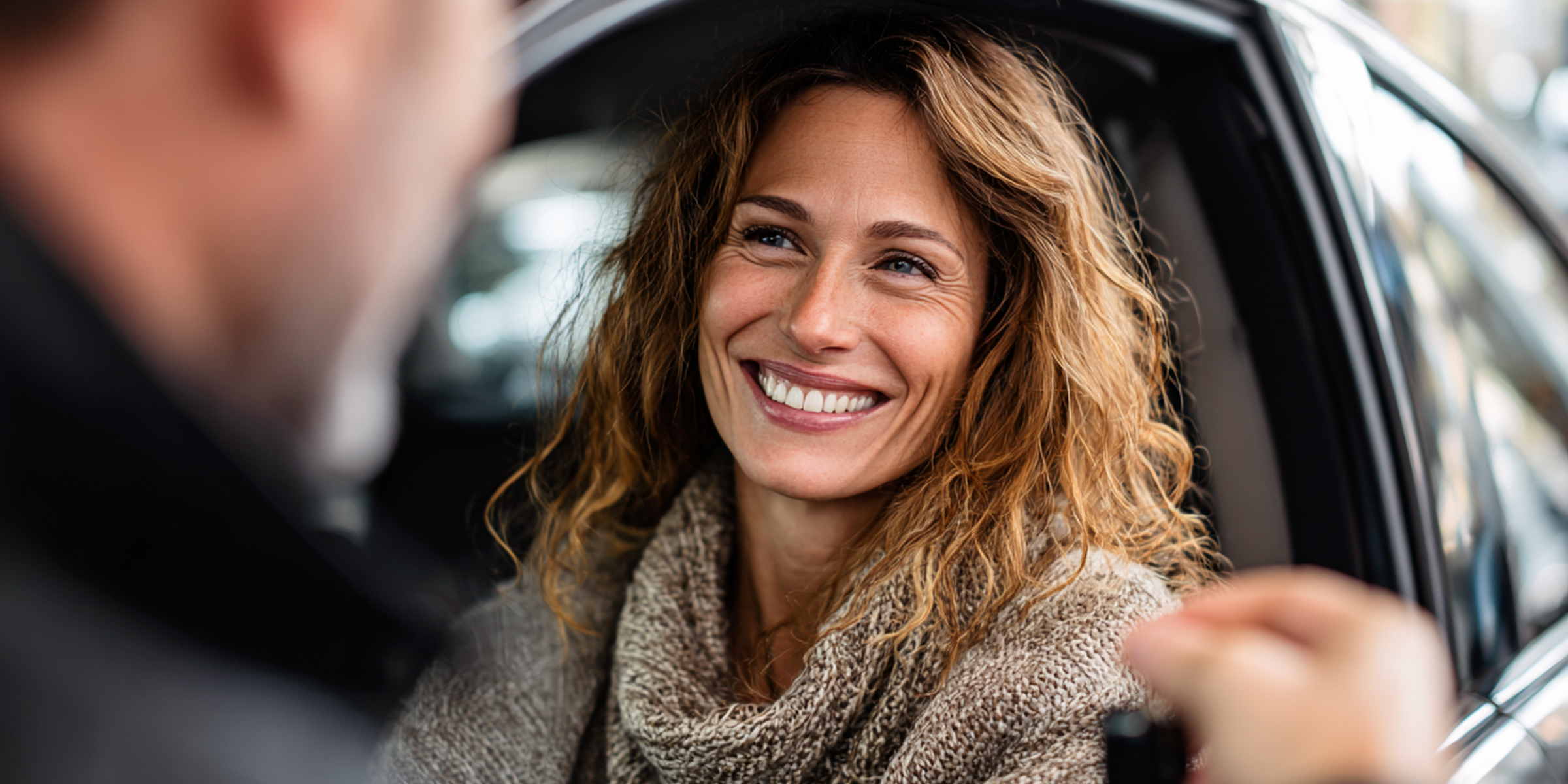 Une femme heureuse reçoit les clés de sa voiture | Source : Midjourney