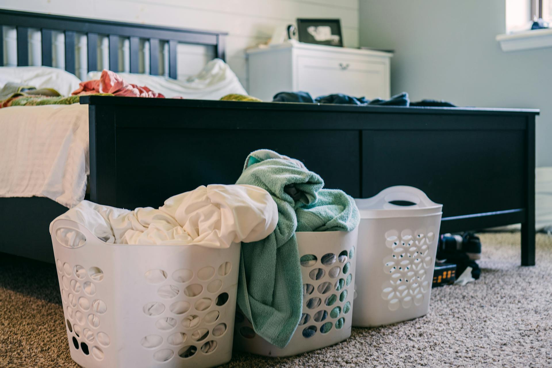 Des paniers à linge dans une chambre à coucher | Source : Pexels