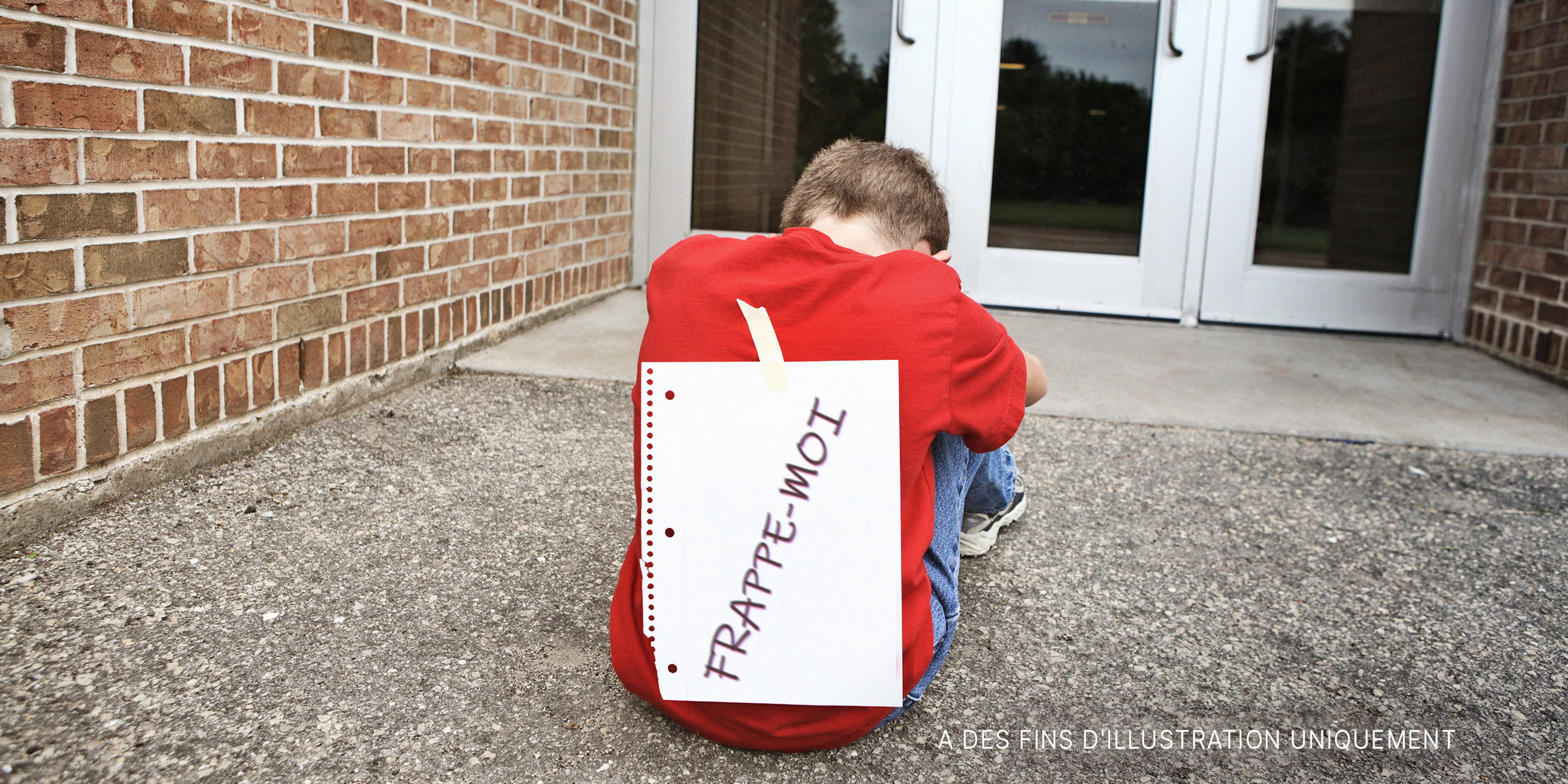 Un garçon victime d'intimidation qui pleure tout seul. | Source : Shutterstock