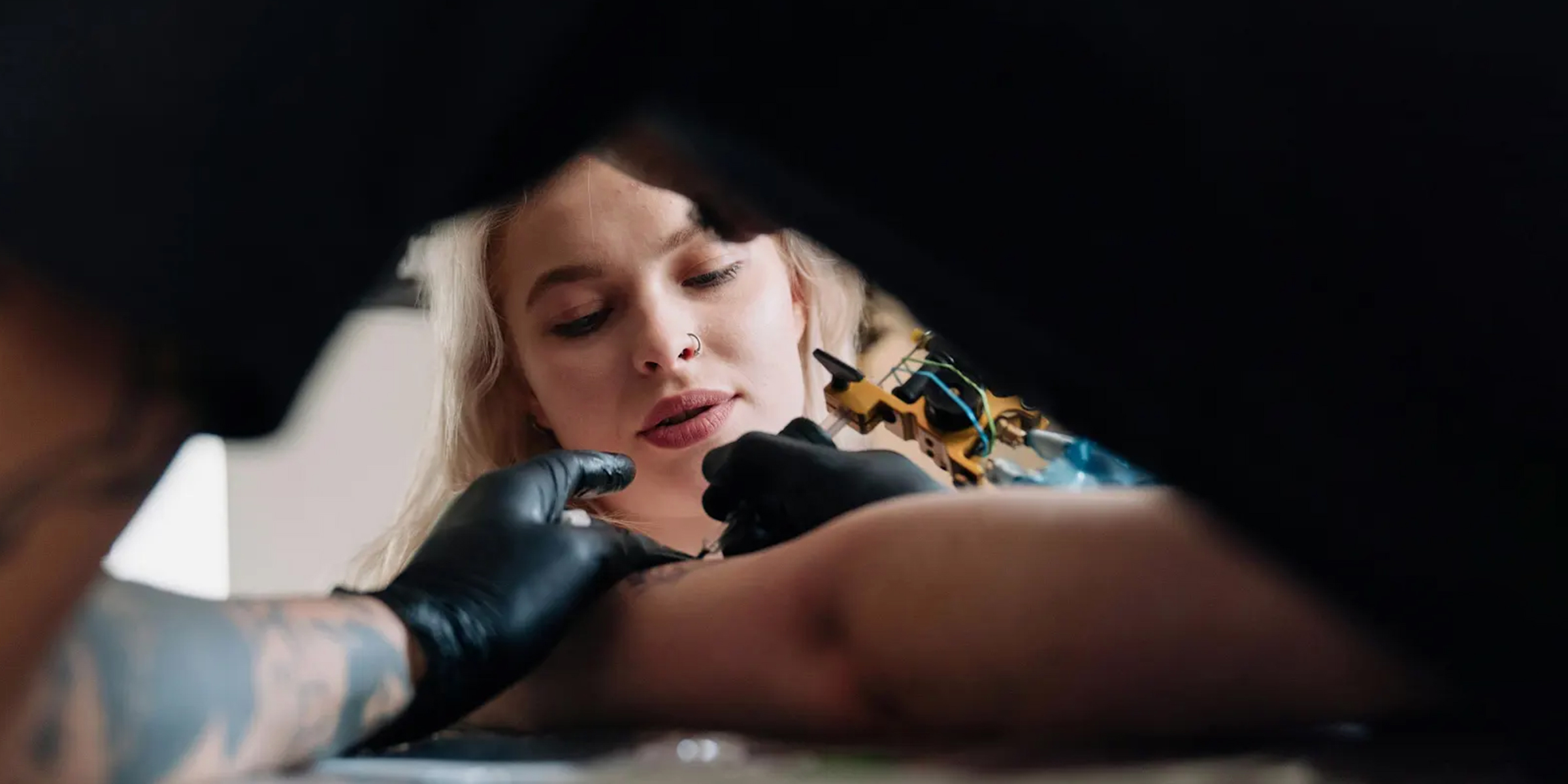 Femme attendant un tatouage | Source : Pexels