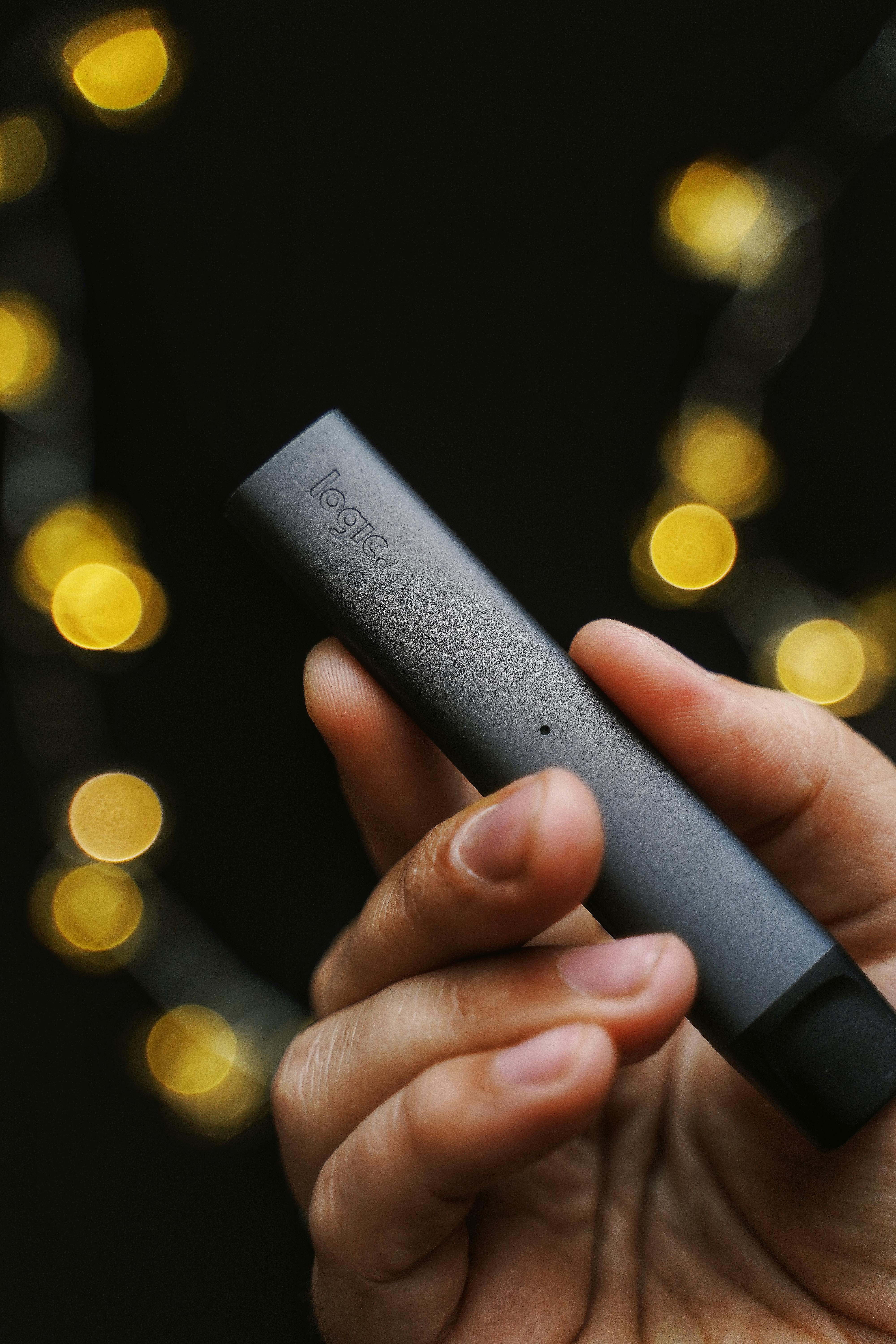 Une personne tenant un stylo à vape | Source : Pexels