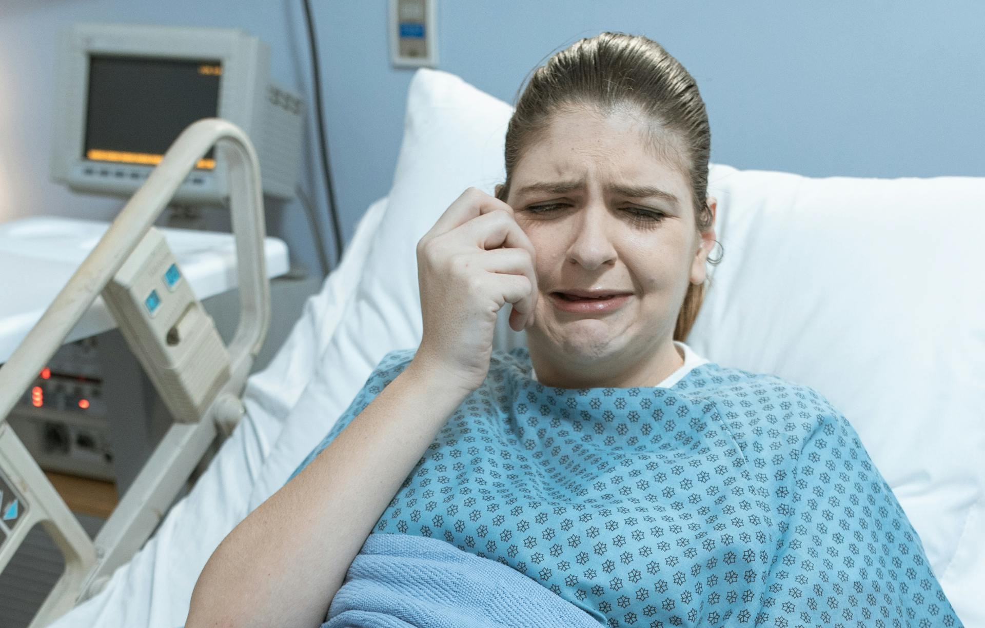 Une femme qui pleure dans son lit d'hôpital | Source : Pexels