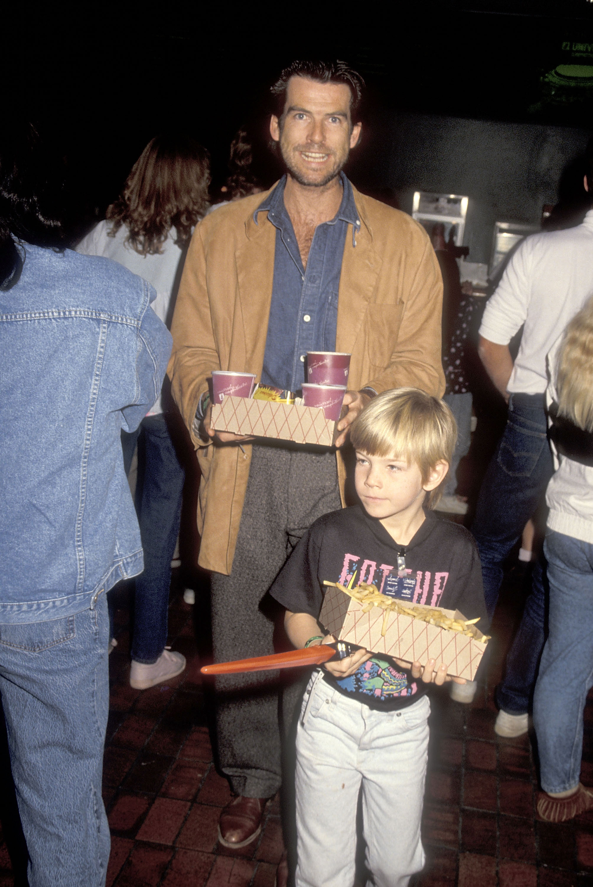 Pierce et Sean Brosnan lors de la tournée rock and roll de la Tortue Ninja Teenage Mutant "Coming Out of Their Shells" le 21 novembre 1990 en Californie | Source : Getty Images