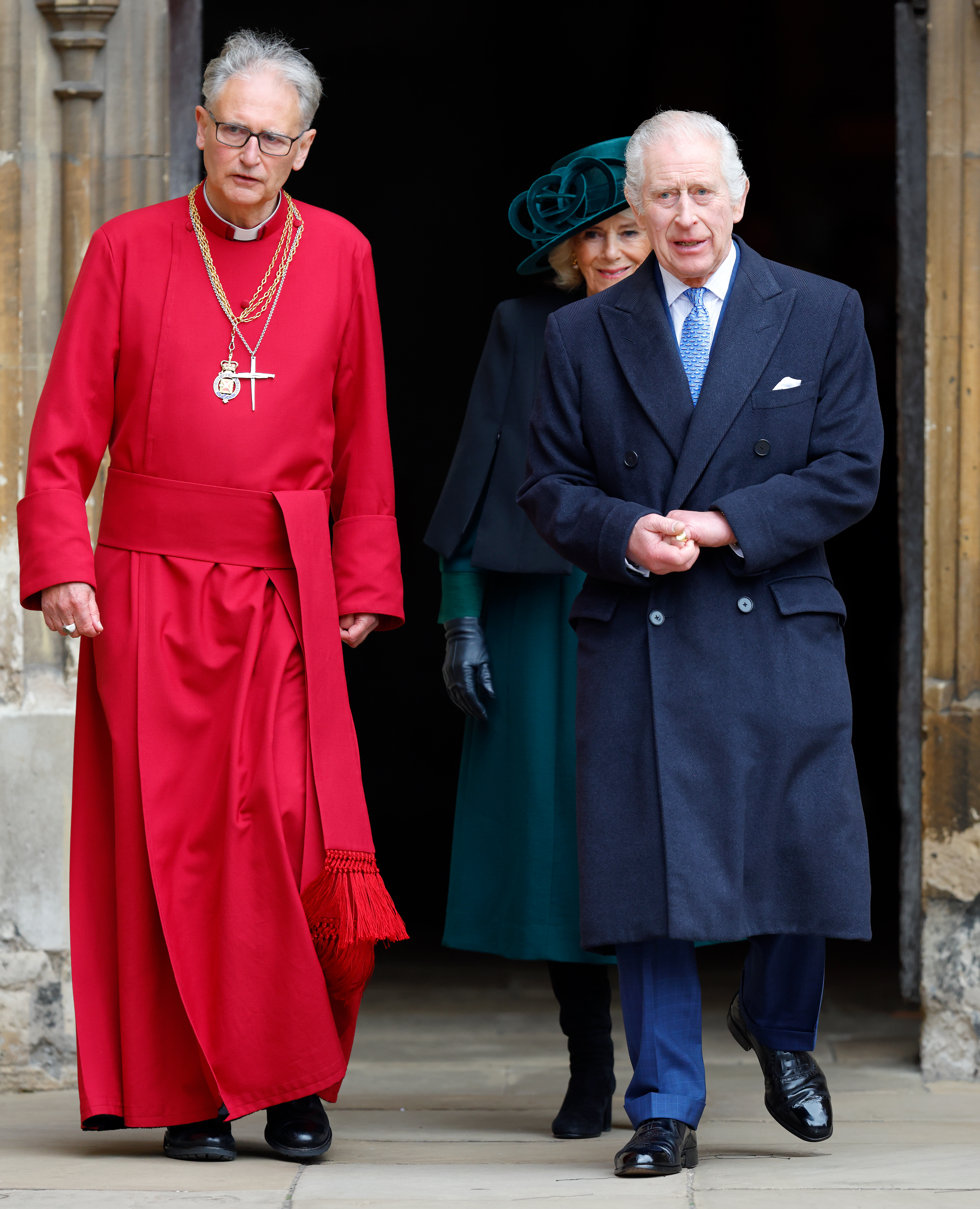 La reine Camilla et le roi Charles III, accompagnés du très révérend Dr Christopher Cocksworth, doyen de Windsor, assistent au service traditionnel des matines du dimanche de Pâques à la chapelle Saint-George du château de Windsor, le 31 mars 2024, à Windsor, en Angleterre. | Source : Getty Images