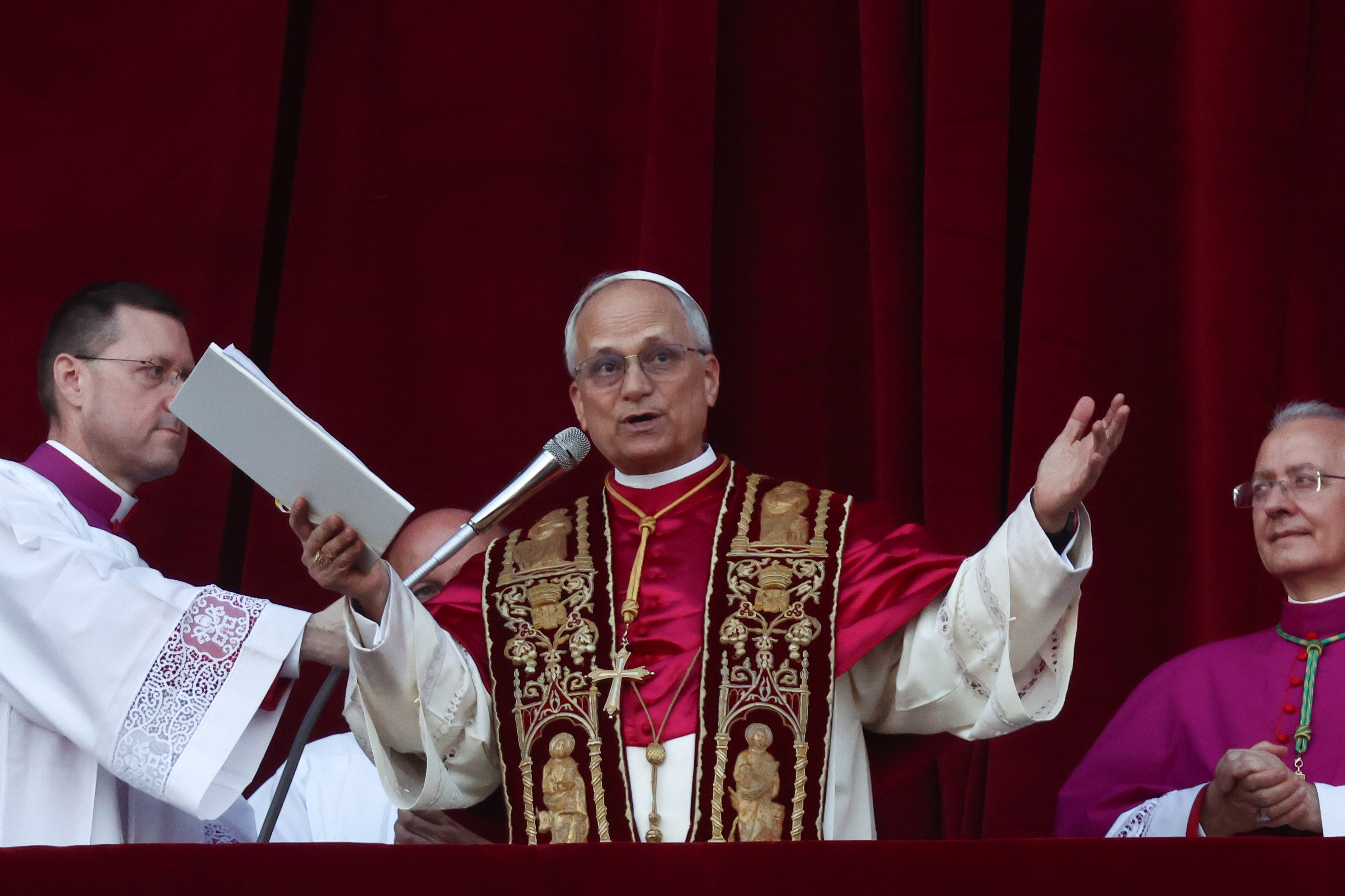 Le cardinal Robert Prevost, nouvellement élu en tant que pape Léon XIV, prononce son premier discours public depuis le balcon de la basilique Saint-Pierre, le 8 mai 2025 | Source : Getty Images