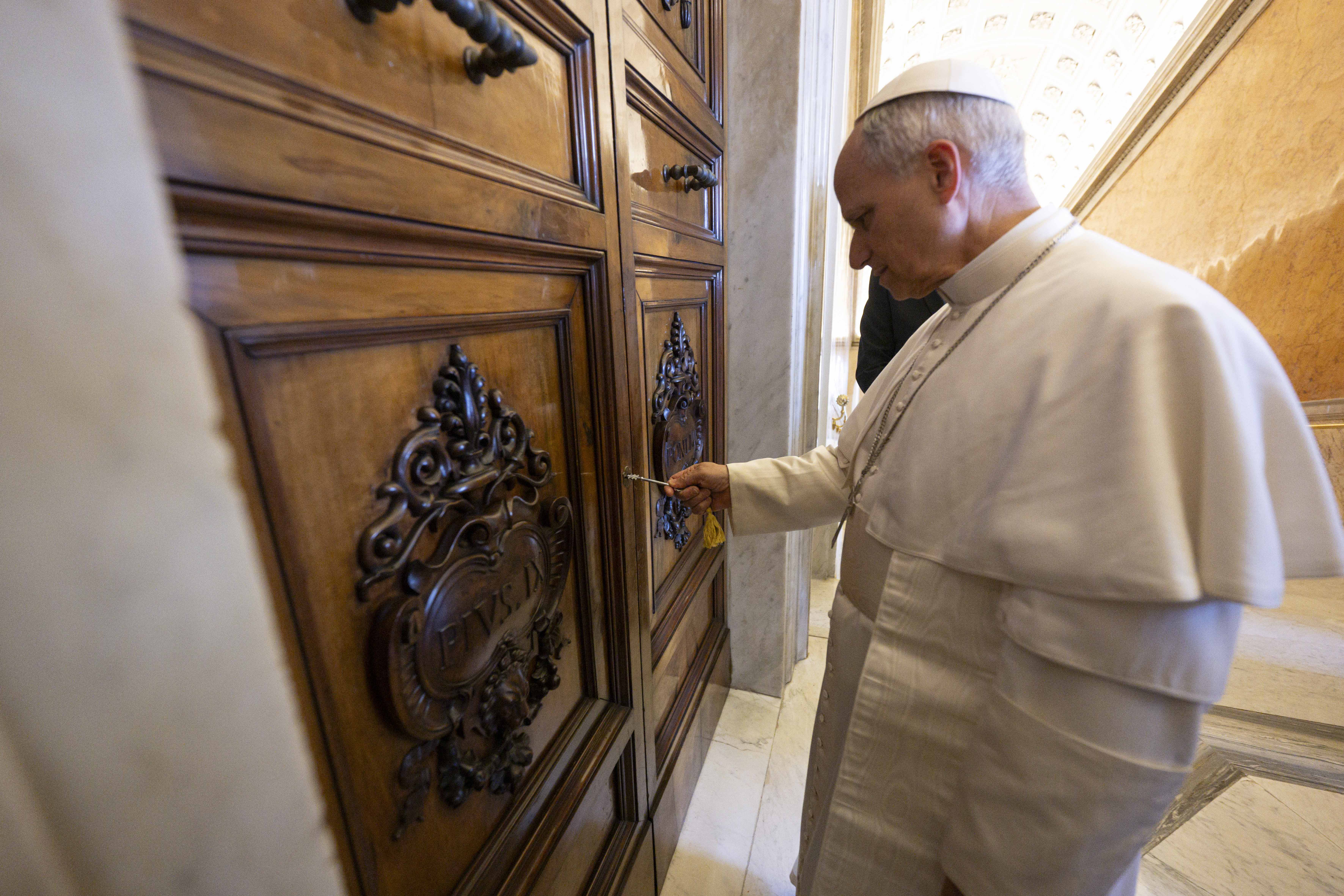 Le pape Léon XIV visitant l'appartement papal au palais apostolique, le 12 mai 2025, dans la Cité du Vatican. | Source : Getty Images