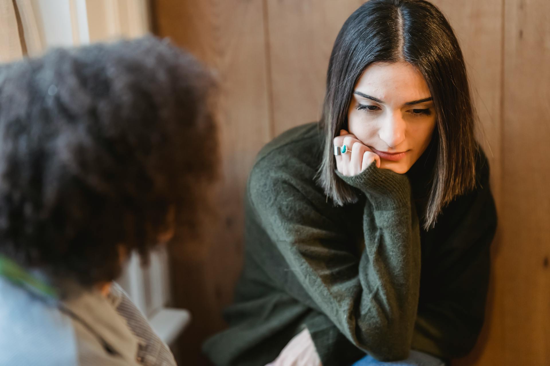 Une femme contrariée avec son amie | Source : Pexels