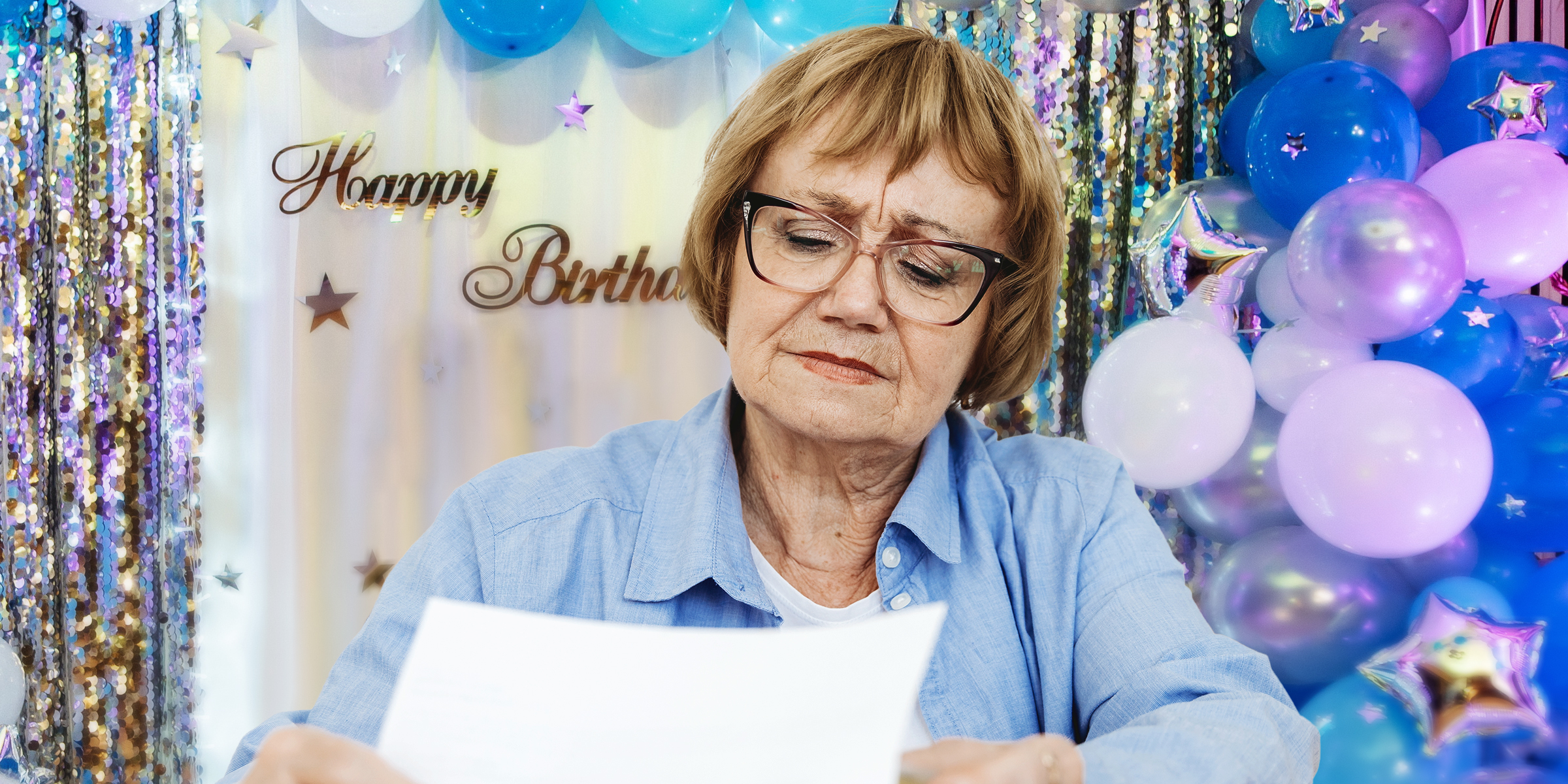 Une femme tenant un morceau de papier lors d'une fête d'anniversaire | Source : Shutterstock