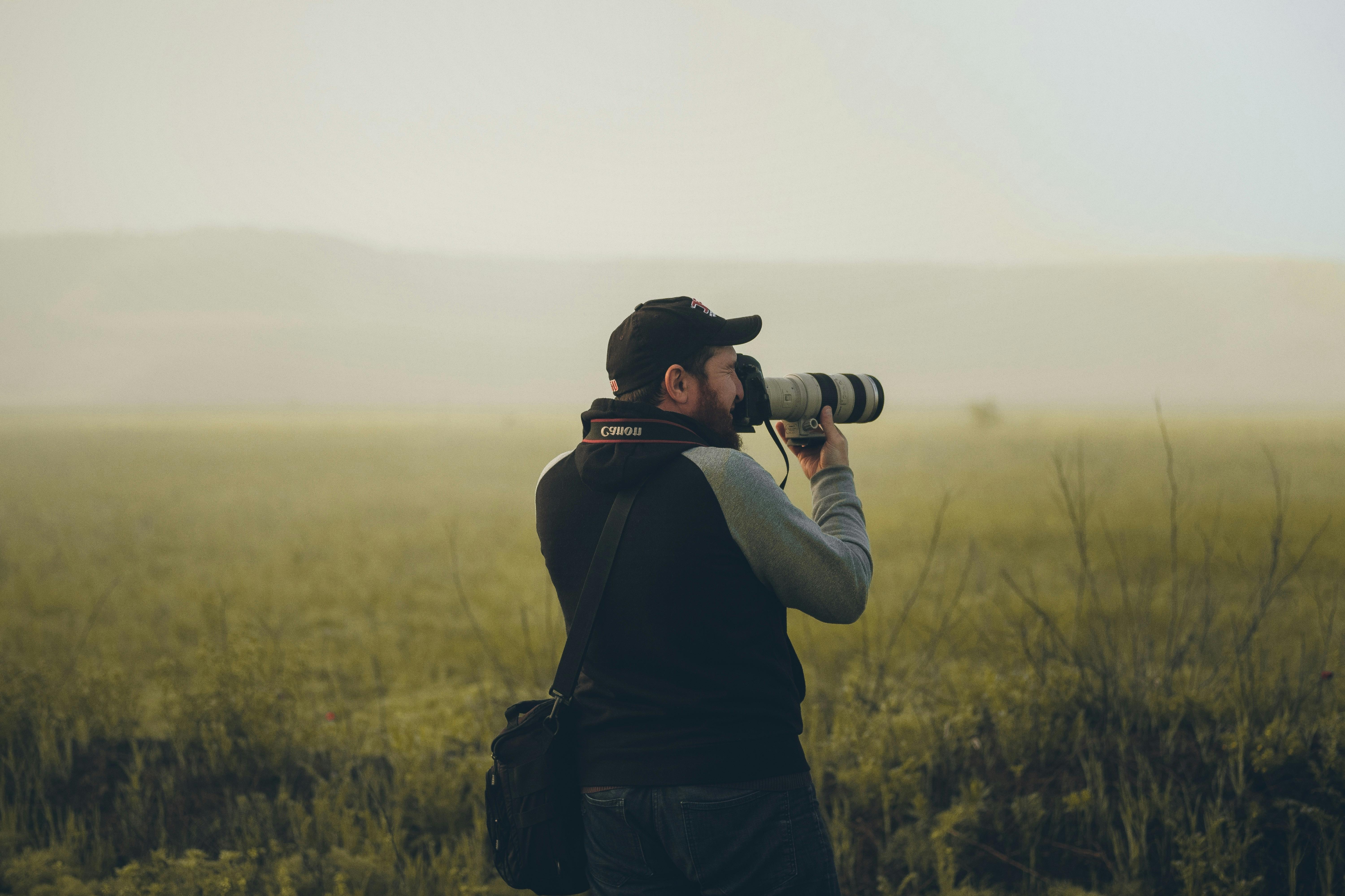 Un homme prenant des photos sur son appareil photo | Source : Pexels