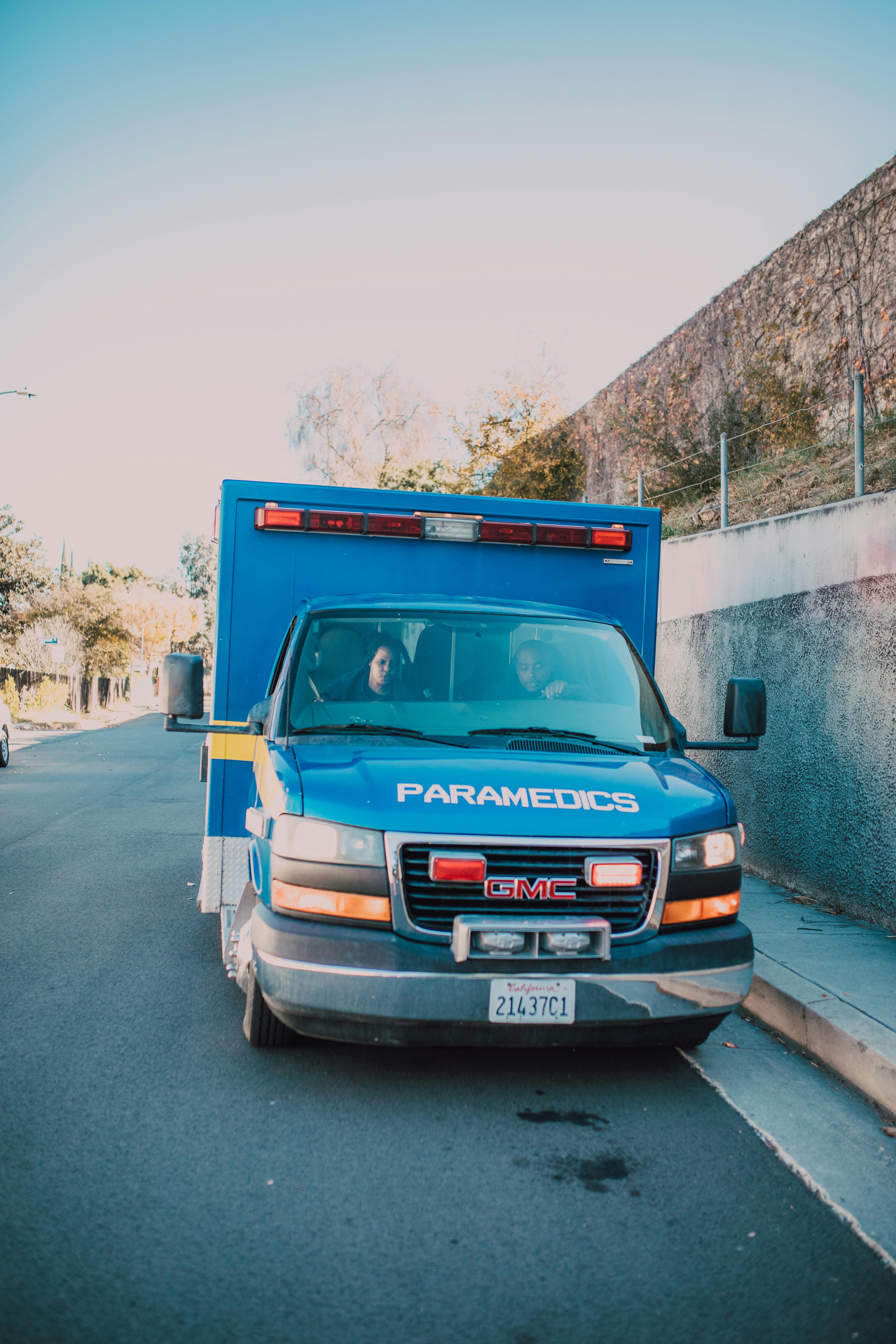 Une ambulance bleue garée sur le bord de la route | Source : Pexels