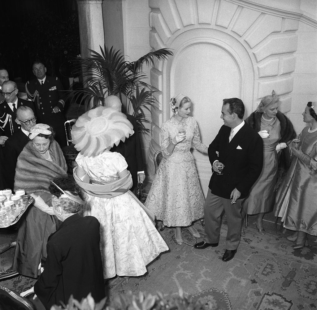 Le Prince Rainier de Monaco et Grace Kelly après leur cérémonie civile le 18 avril 1956. l Source : Getty Images