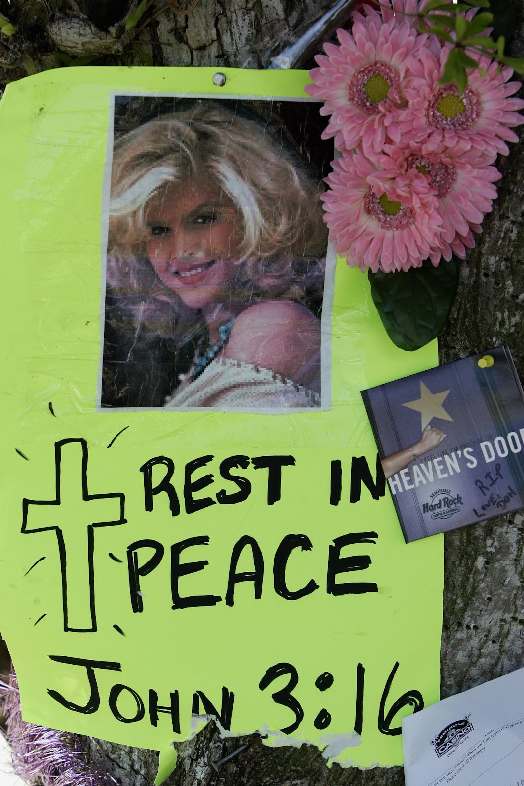 Une affiche pour Anna Nicole Smith, qui fait partie d'un mémorial improvisé en 2007 après sa mort. | Source : Getty Images