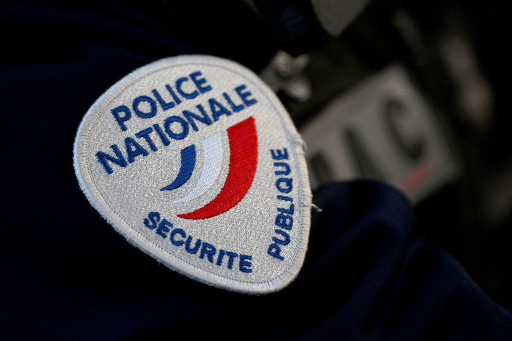 Le logo de la police nationale française lors d'une opération anti-drogue dans un quartier d'Avignon, dans le sud de la France, le 13 mars 2025 I Photo by GABRIEL BOUYS/AFP I Source : Getty Images