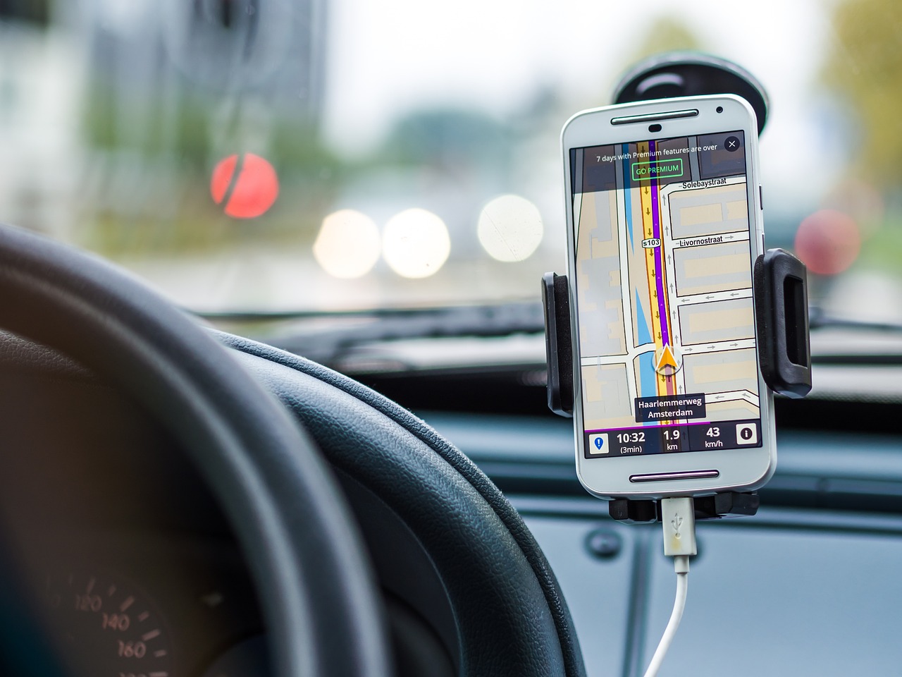 Traceur GPS dans une voiture | Source : Pixabay