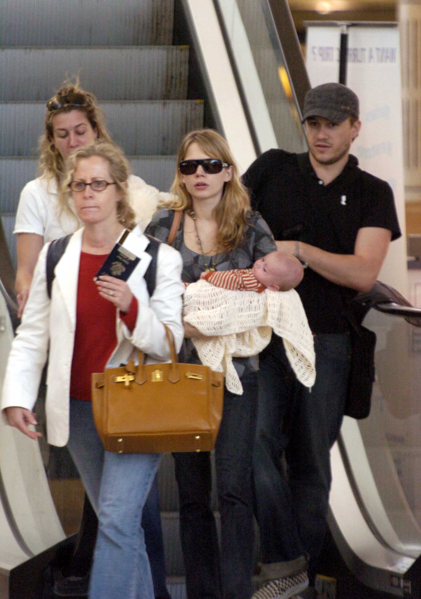 Heath Ledger et Michelle Williams avec leur fille Matilda Rose Ledger à Sydney, Australie, le 14 janvier 2006 | Source : Getty Images