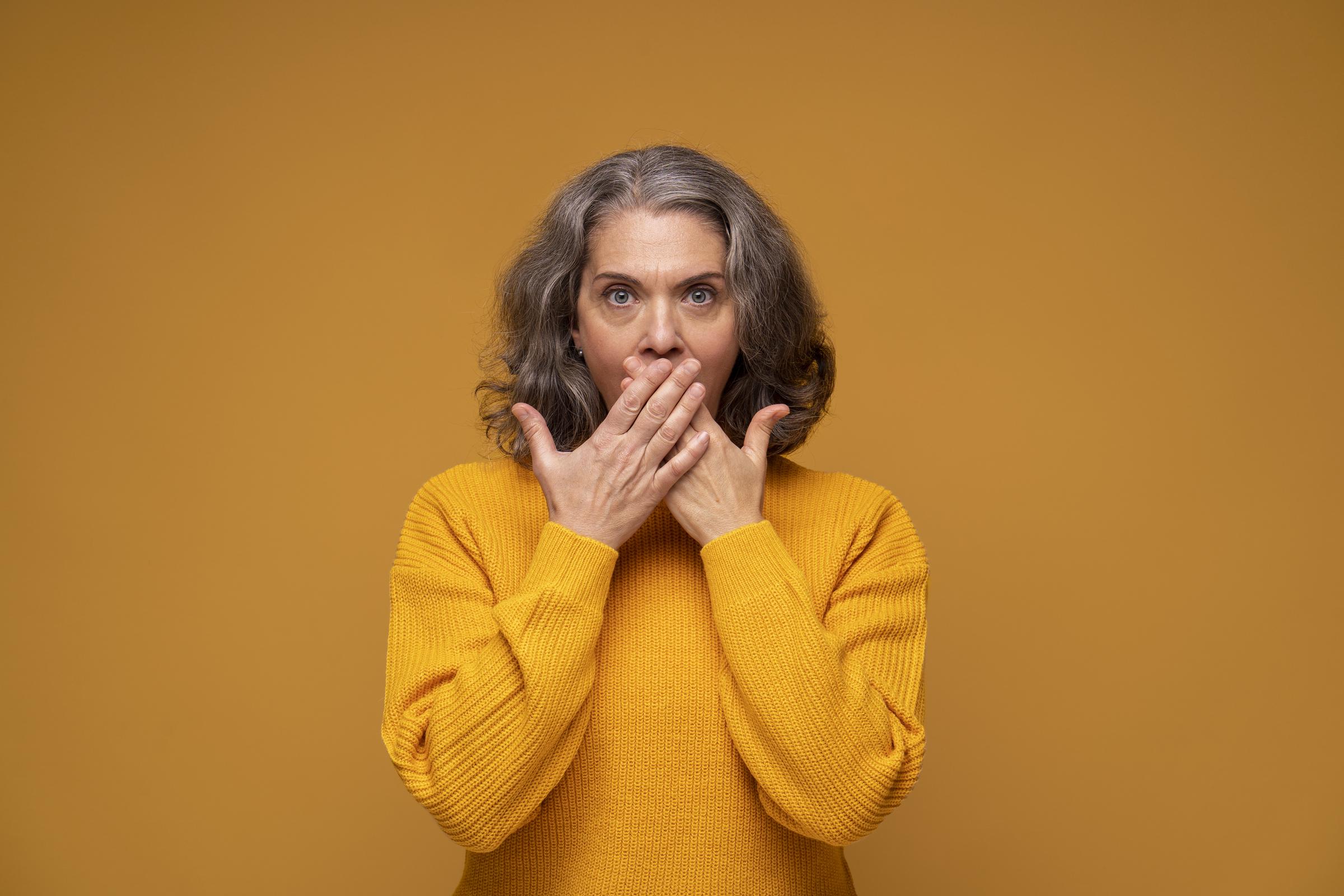 Une femme âgée choquée se couvrant la bouche | Source : Pexels