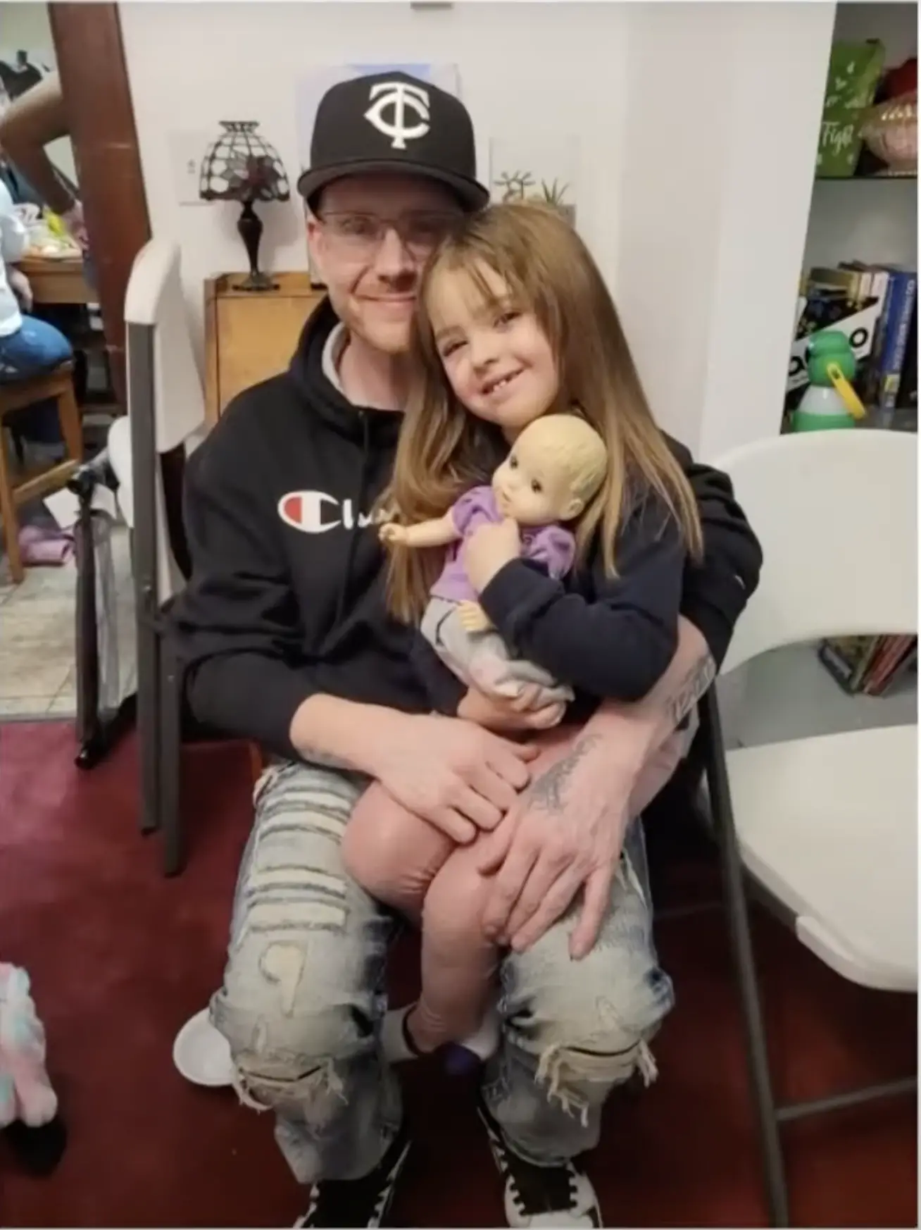 Christopher Peterson avec sa fille, Morgan Rae Peterson, le 23 janvier 2024 | Source : YouTube/Kare11
