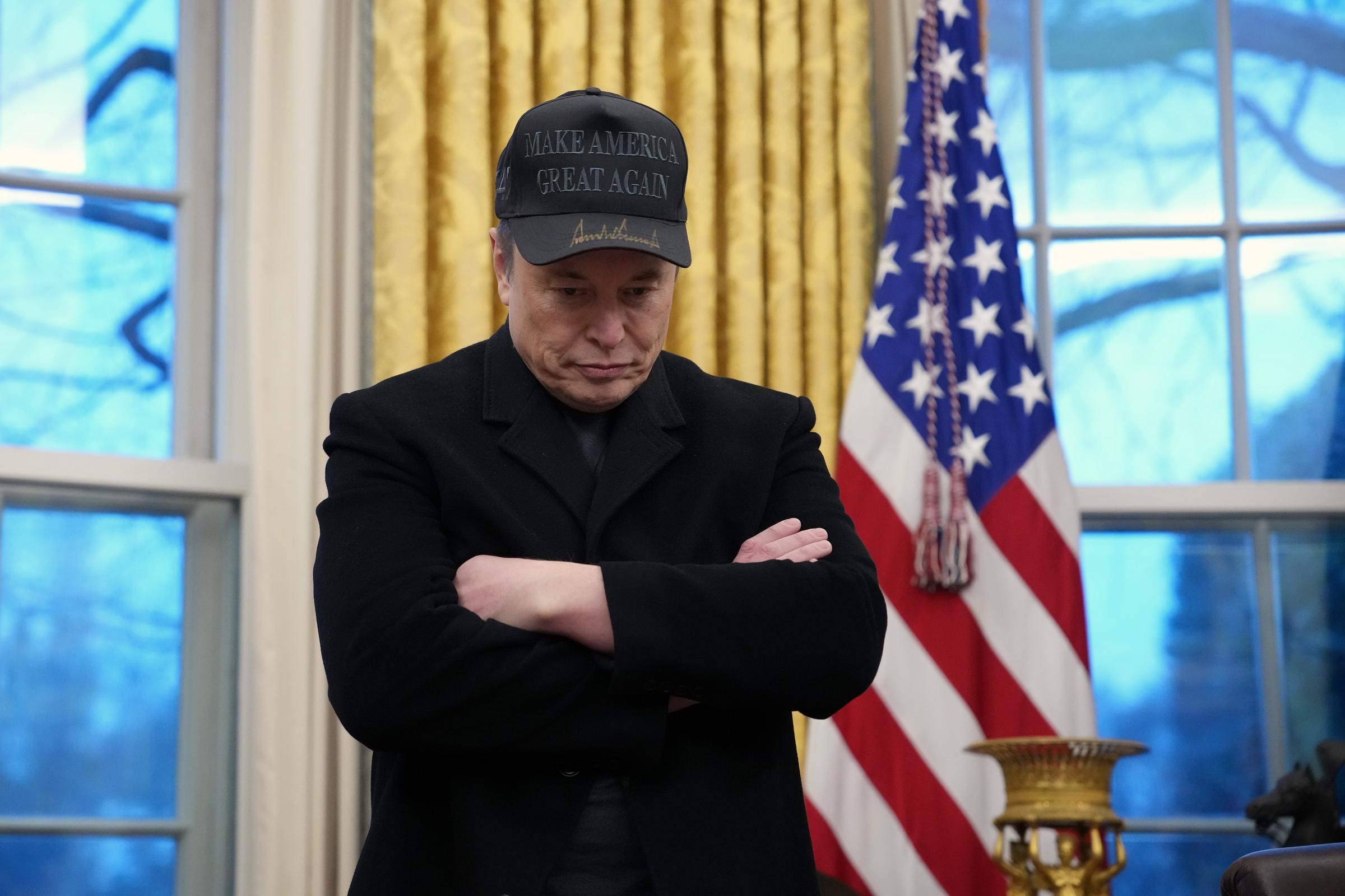 Elon Musk rejoint le président américain Donald Trump lors de la signature d'un décret dans le bureau ovale de la Maison Blanche à Washington, DC, le 11 février 2025 | Source : Getty Images