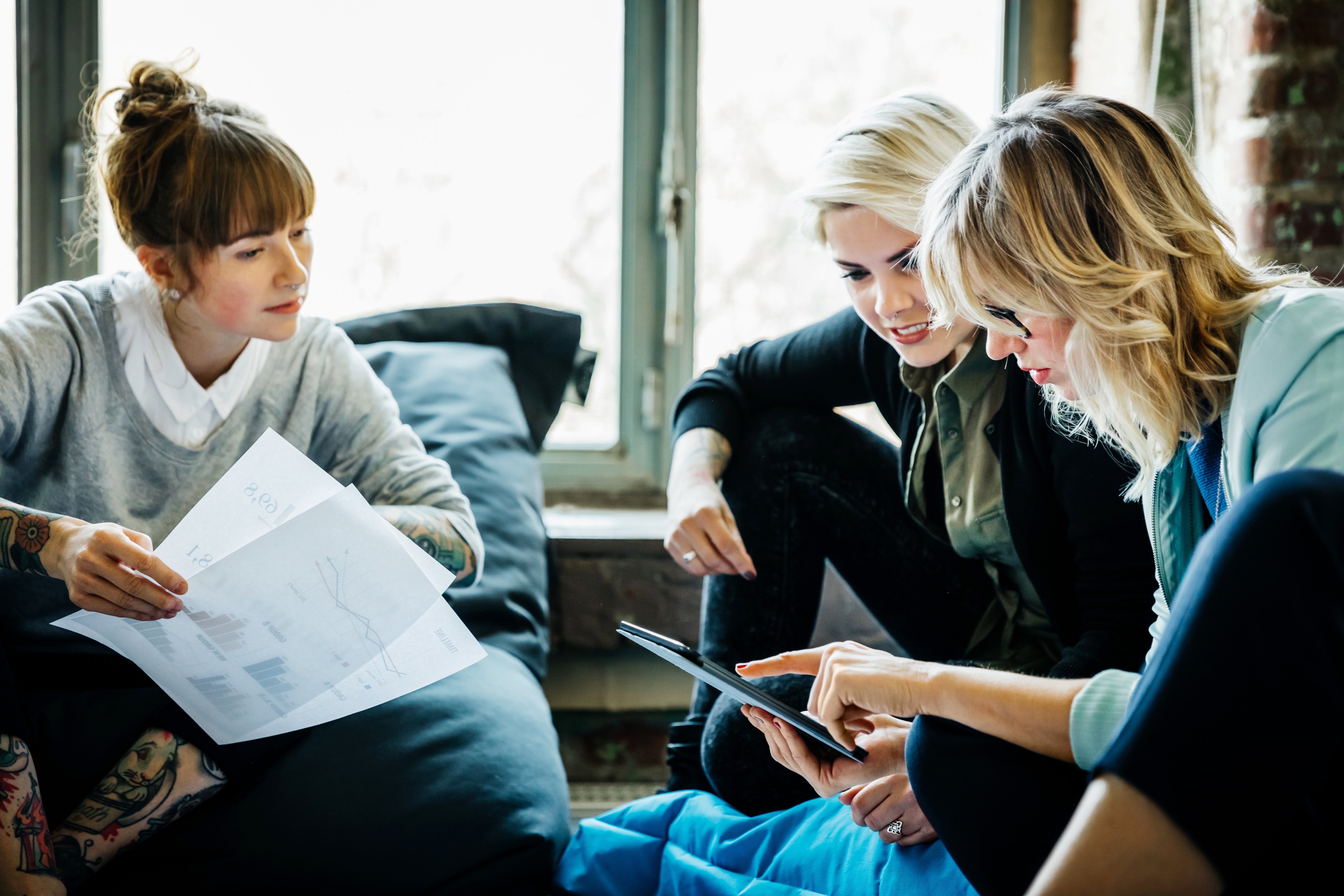 Femmes d'affaires discutant lors d'une réunion informelle | Source : Getty Images