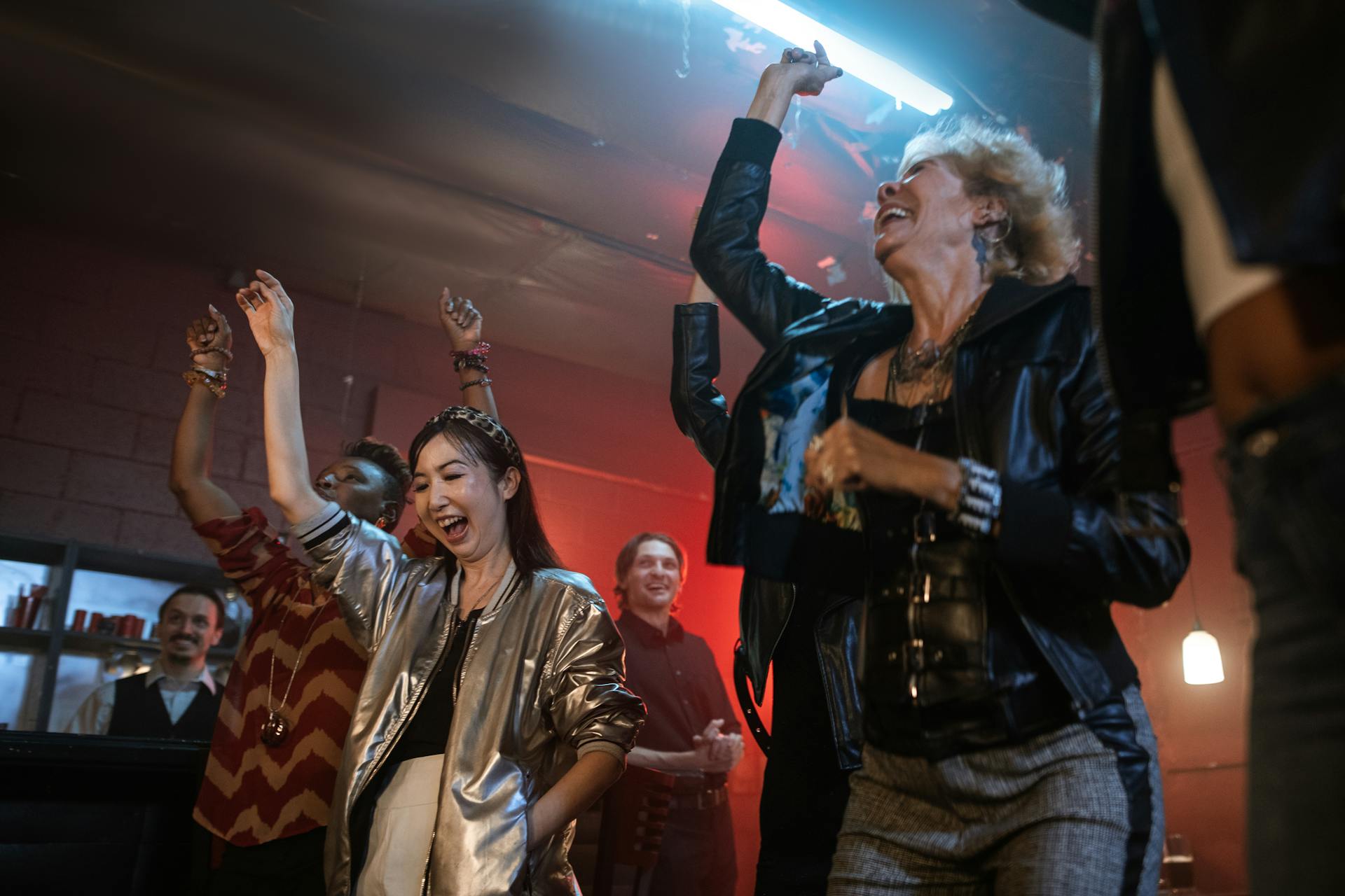 Un groupe de personnes en train de danser | Source : Pexels