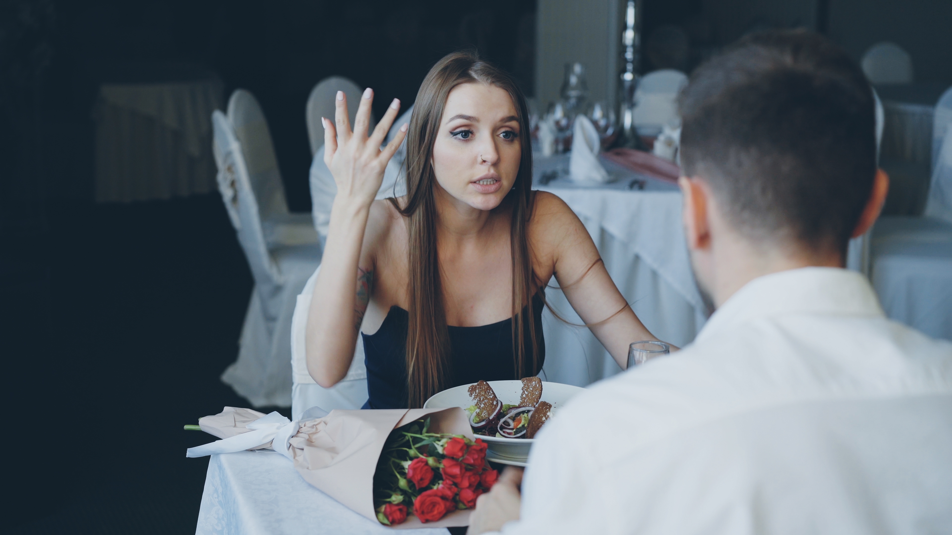 Um casal discutindo em um jantar |  Fonte: Shutterstock
