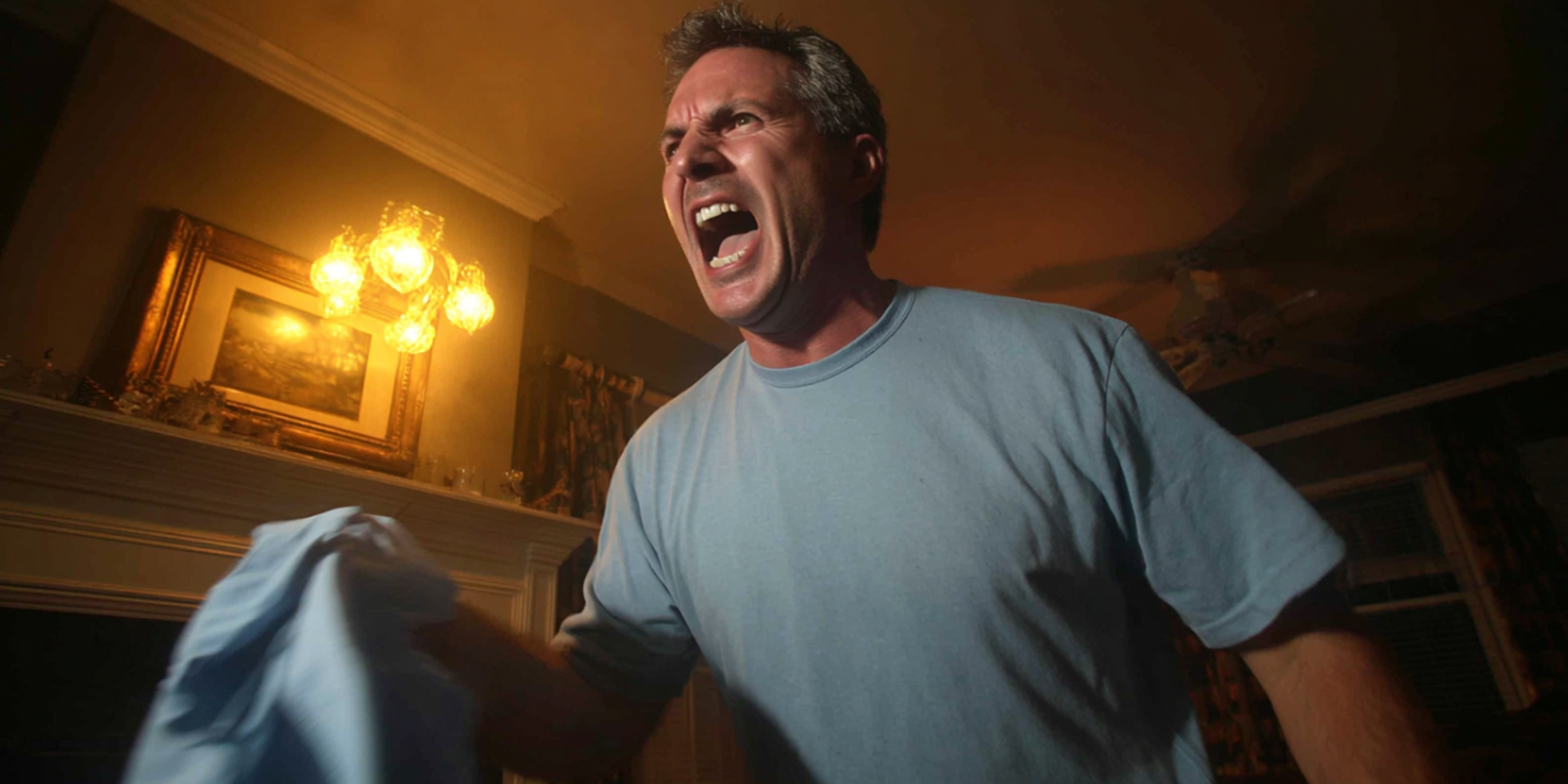 Un homme qui crie sur quelqu'un en tenant une chemise | Source : The Celebritist