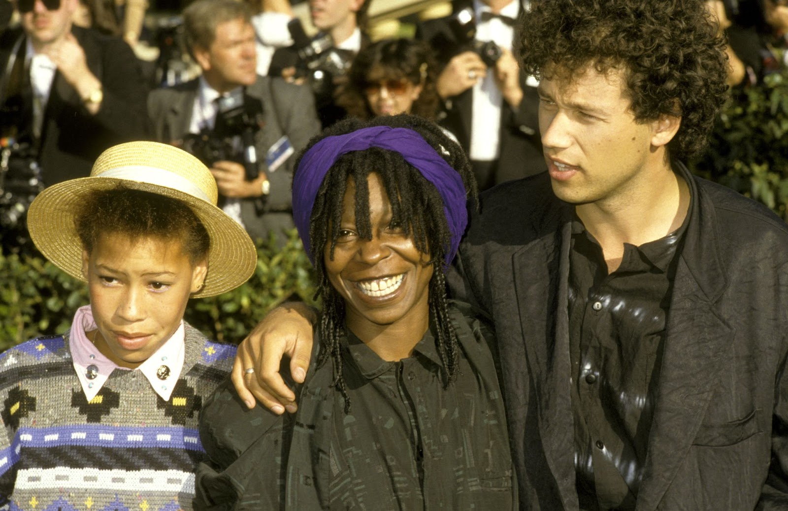 Alexandra Martin, Whoopi Goldberg et son mari David Claessen lors de la 38e cérémonie annuelle des Primetime Emmy Awards en 1986. | Source : Getty Images