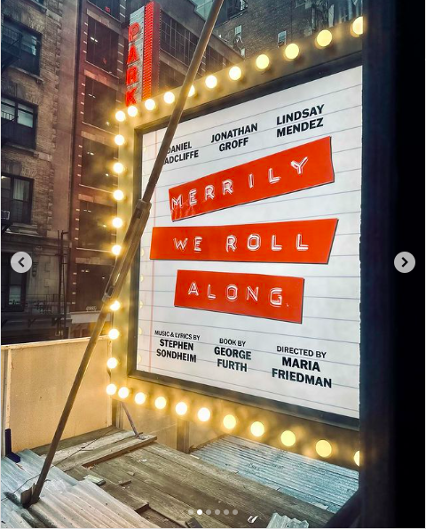 L'enseigne de Broadway pour "Merrily We Roll Along" affichée le 25 mars 2024 | Source : Instagram/jlo