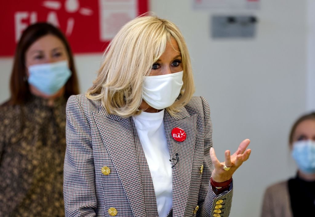 Brigitte Macron donne une dictée aux écoliers dans une école du Chesnay, près de Versailles, le 12 octobre 2020 | source : Getty Images