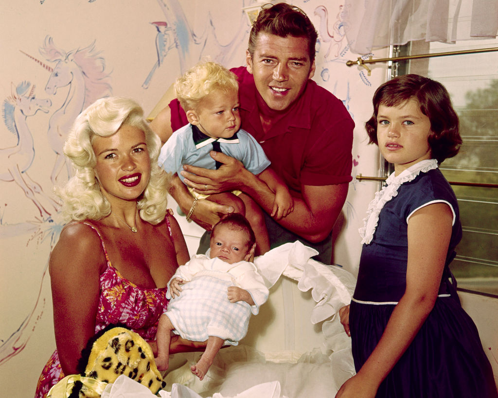 Jayne Mansfield avec Mickey Hargitay et ses enfants Jayne Marie, Miklos et Zoltan en 1960 | Source : Getty Images