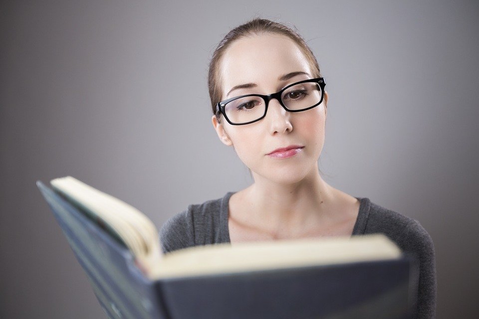 Femme en train de lire. Source : Pixabay