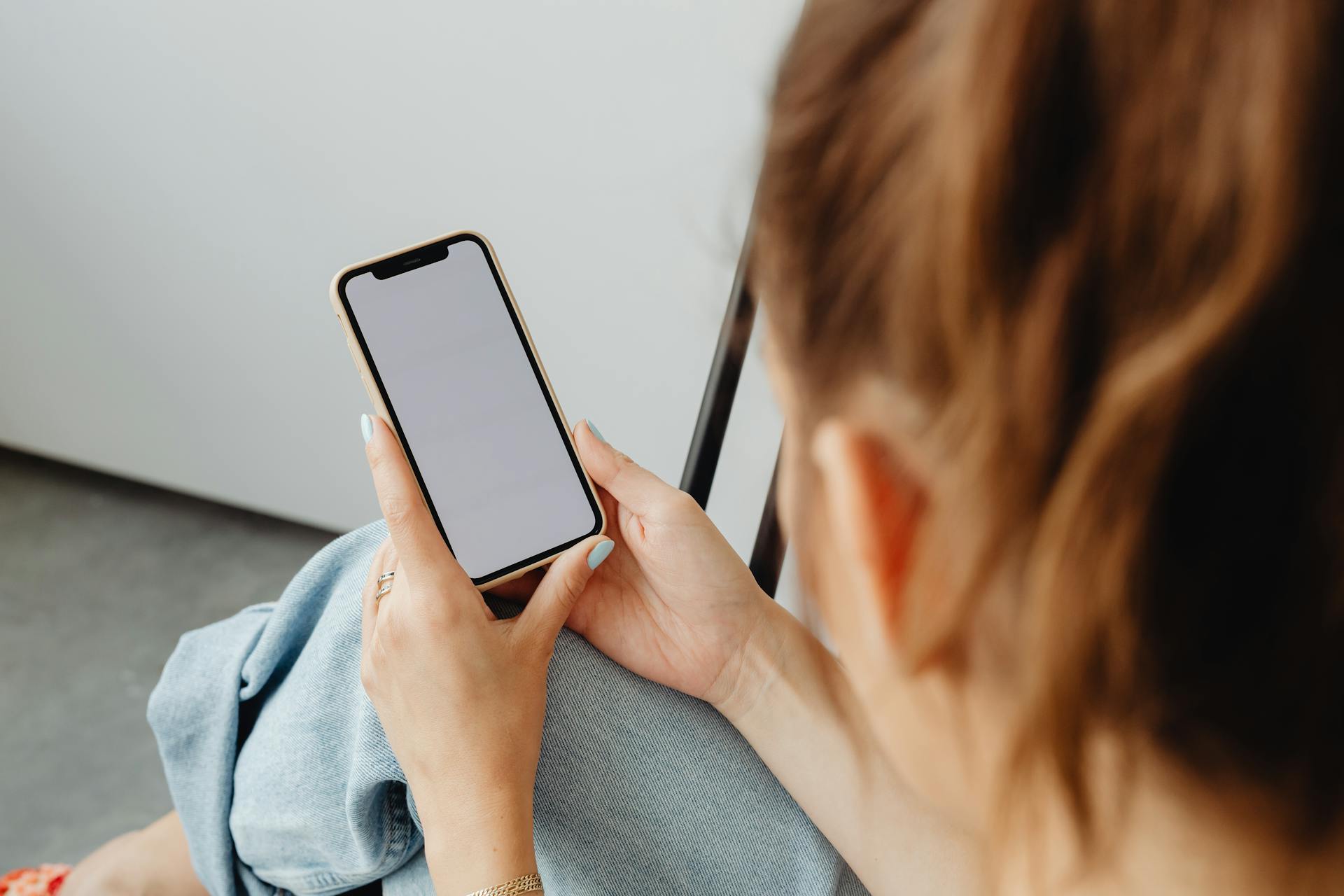 Une femme qui regarde son téléphone | Source : Pexels