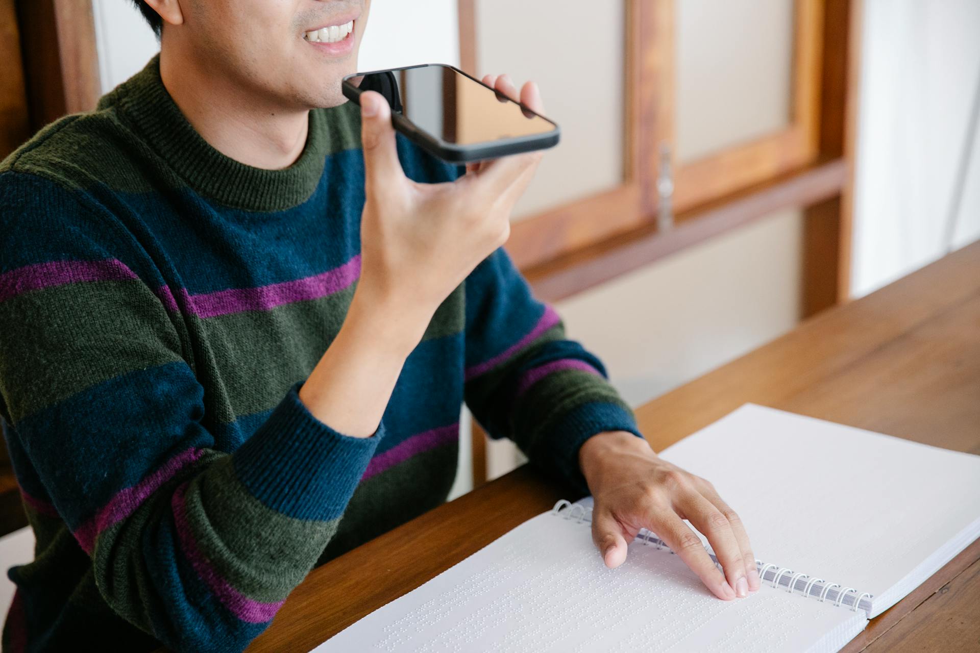 Un homme qui parle au téléphone | Source : Pexels