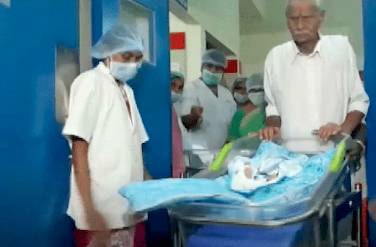 Une équipe médicale assistant Sitarama Rajarao et ses jumeaux nouveau-nés. | Source : youtube.com/Hindustan Times