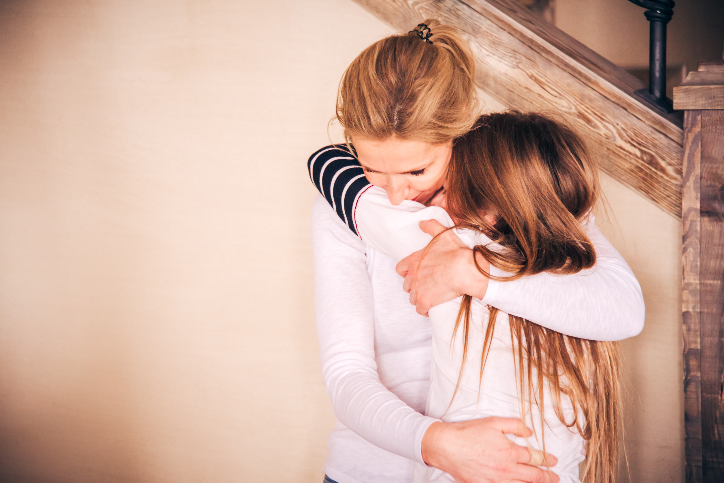 Fille serrant une femme dans ses bras | Source : Shutterstock