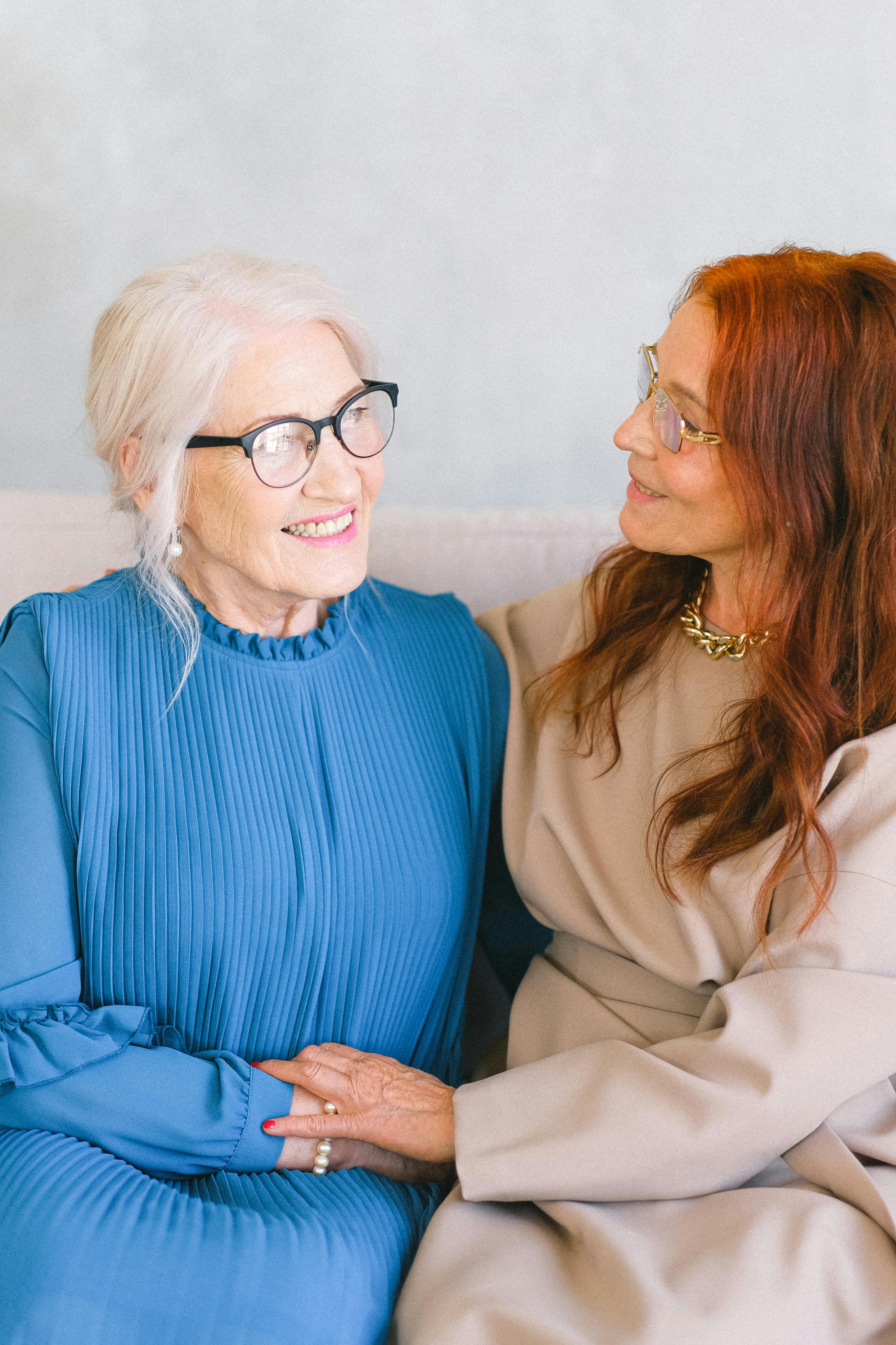 Deux femmes âgées en train de bavarder | Source : Pexels