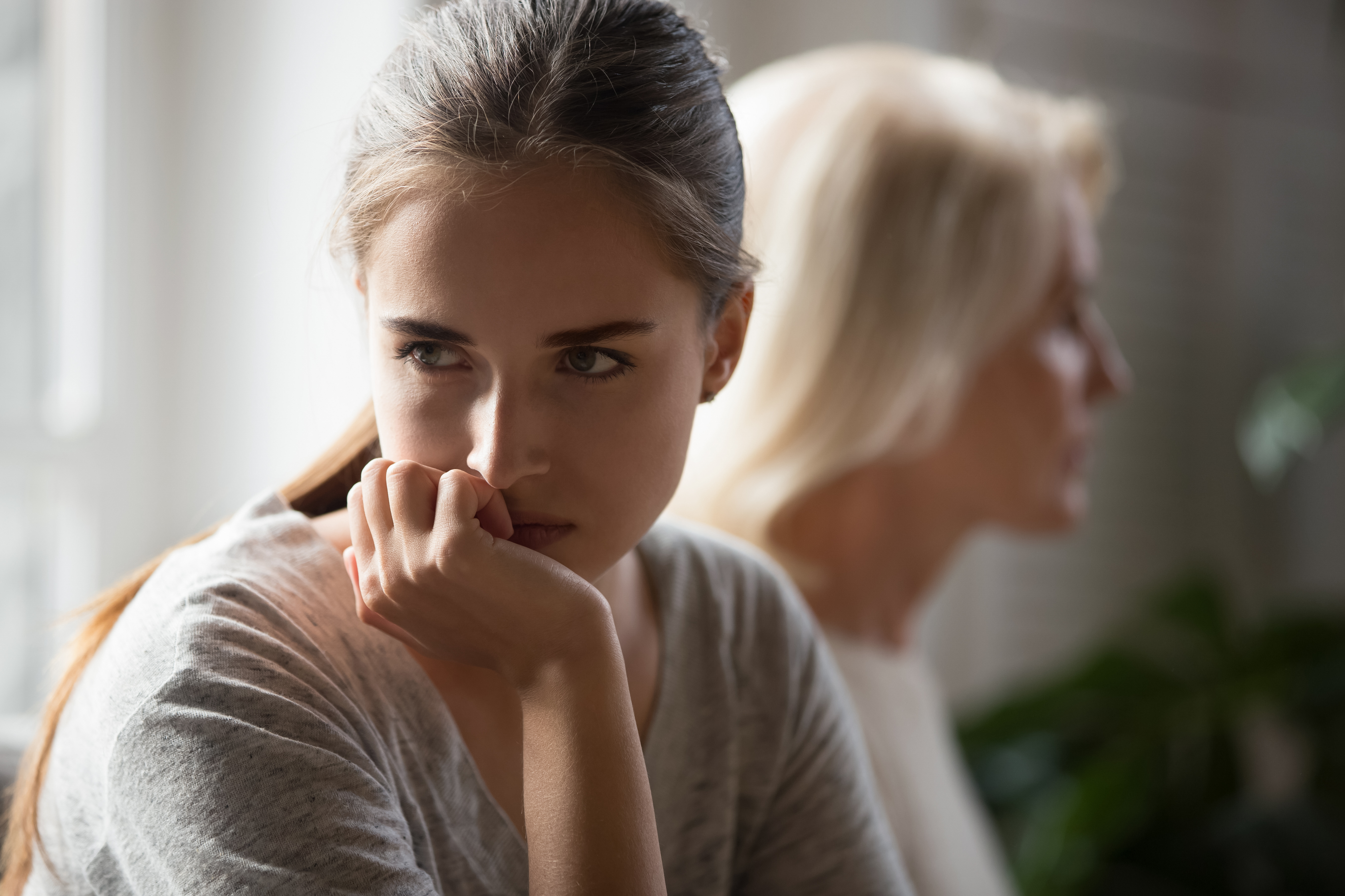 Une fille en colère et une mère s'ignorent après une dispute | Source : Shutterstock