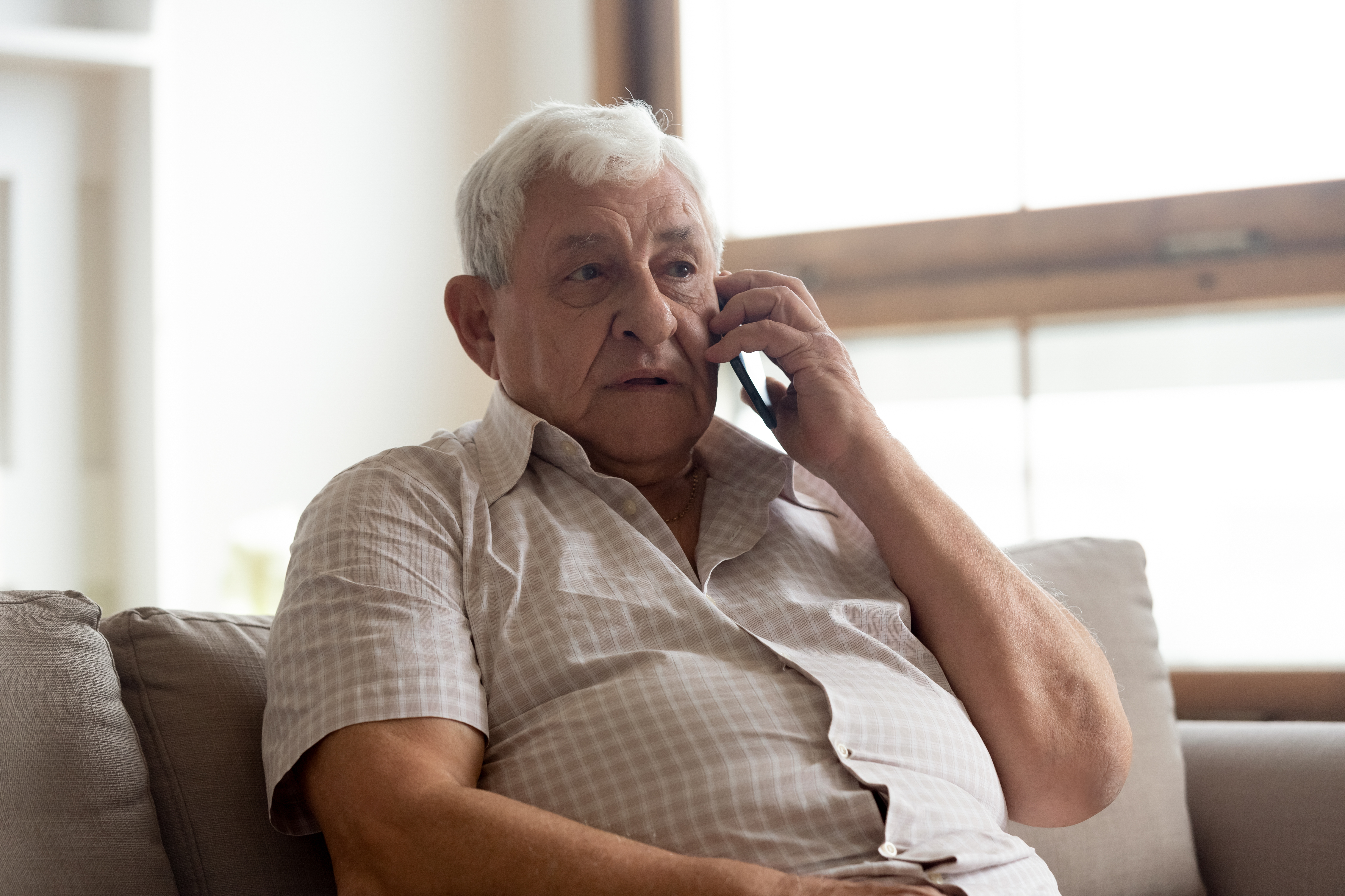 Un vieil homme au téléphone | Source : Shutterstock