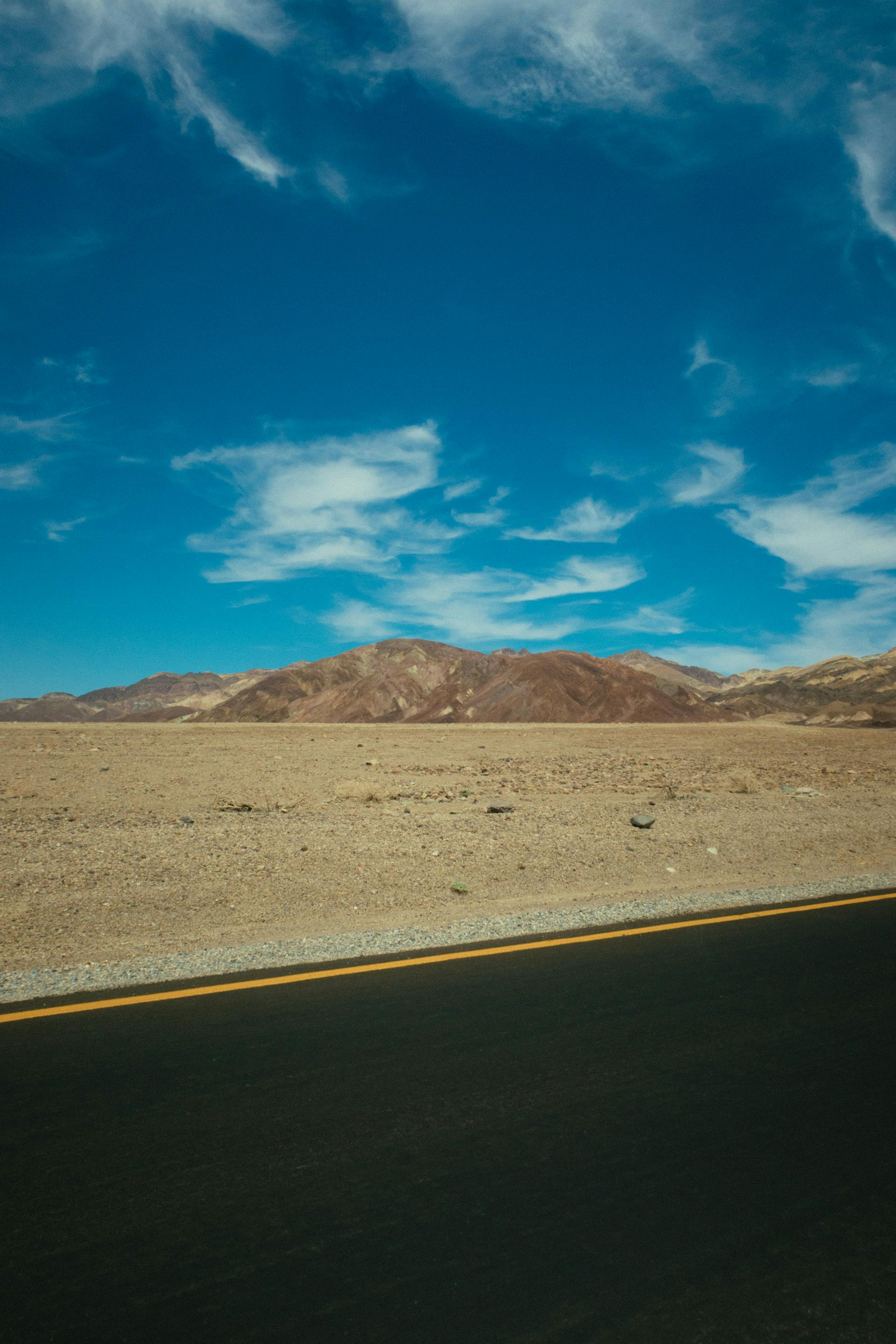 Champs stériles à côté d'une route | Source : Pexels