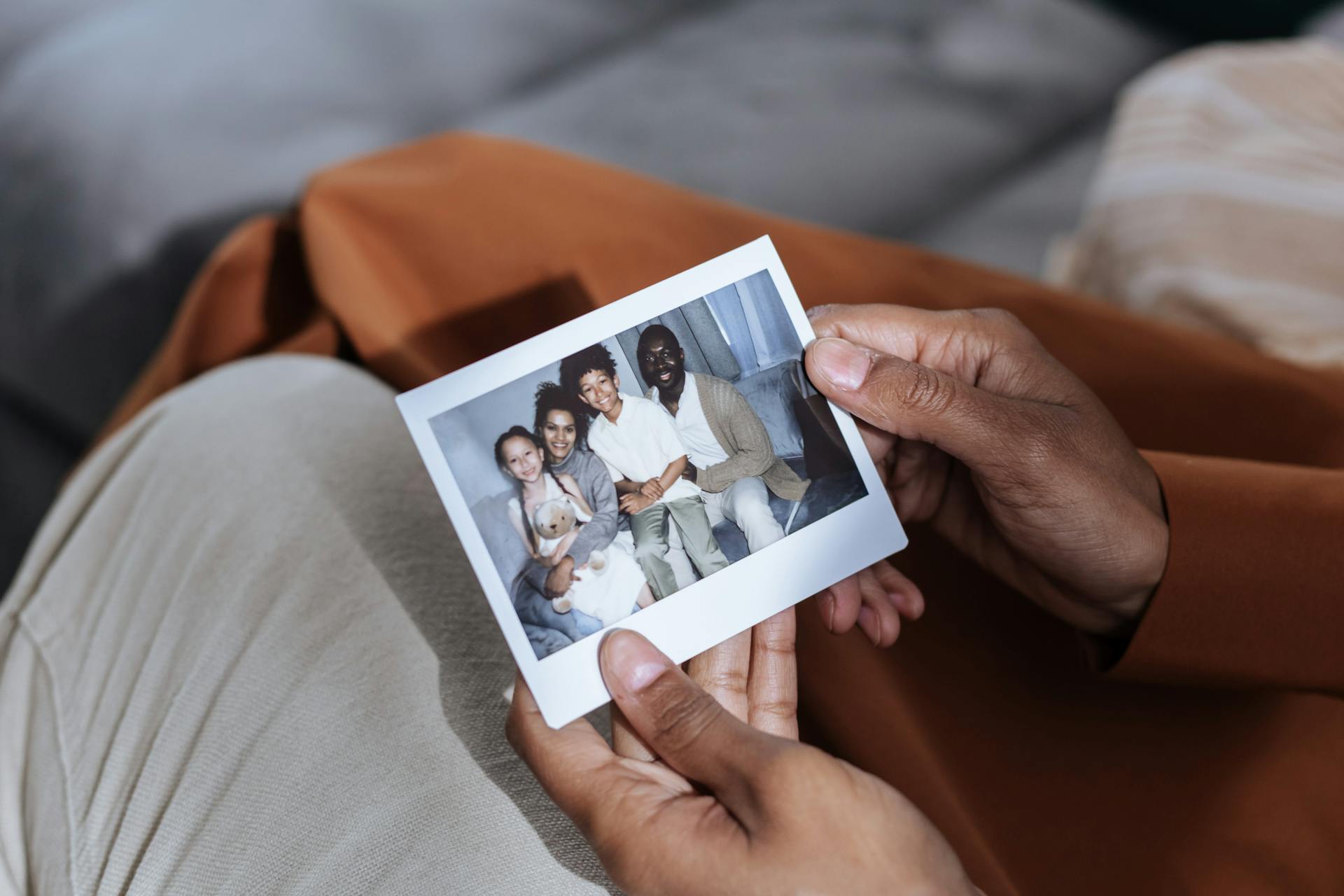 Un homme tenant une photo de famille | Source : Pexels
