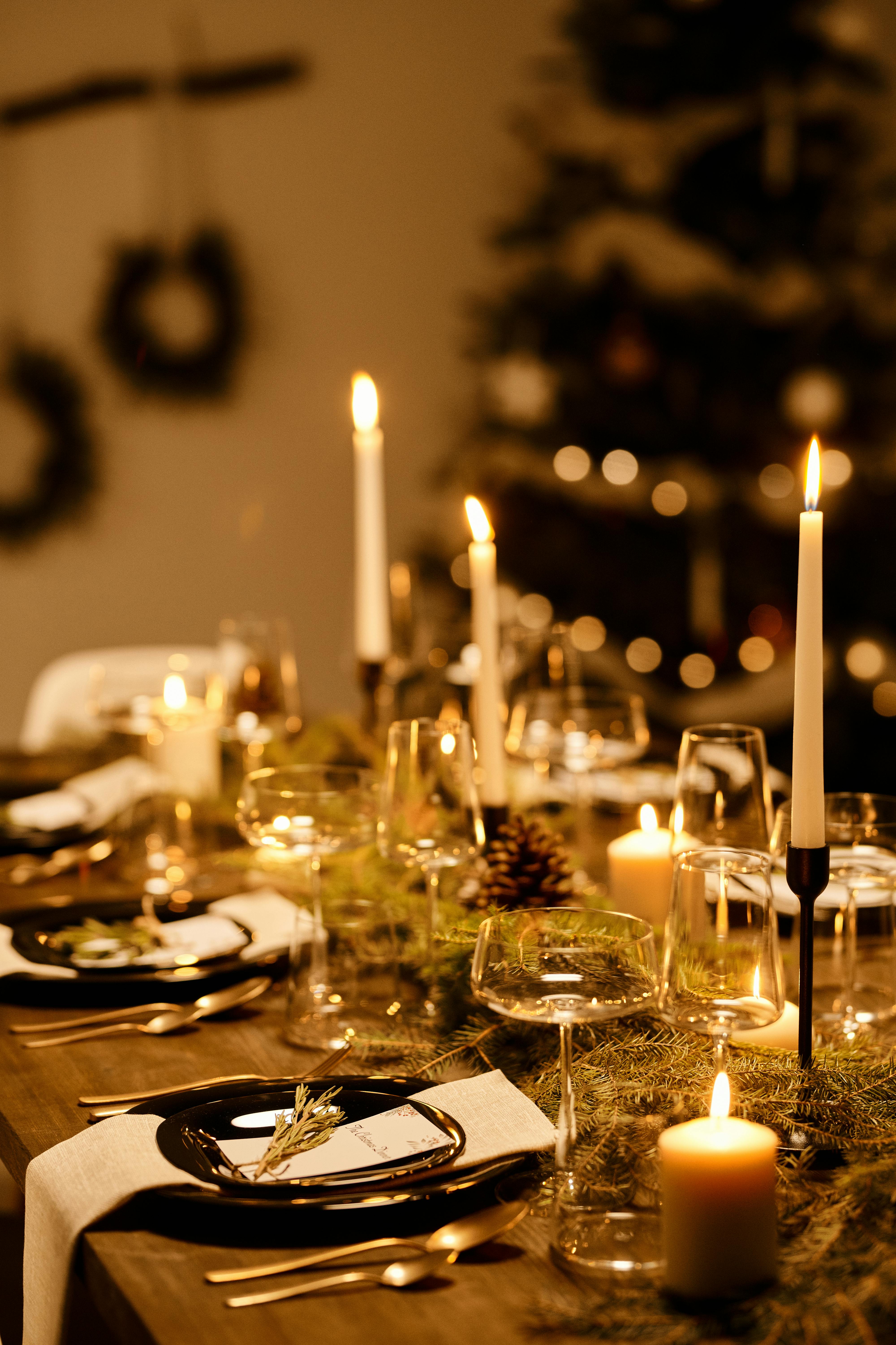 Une table de dîner joliment dressée | Source : Pexels