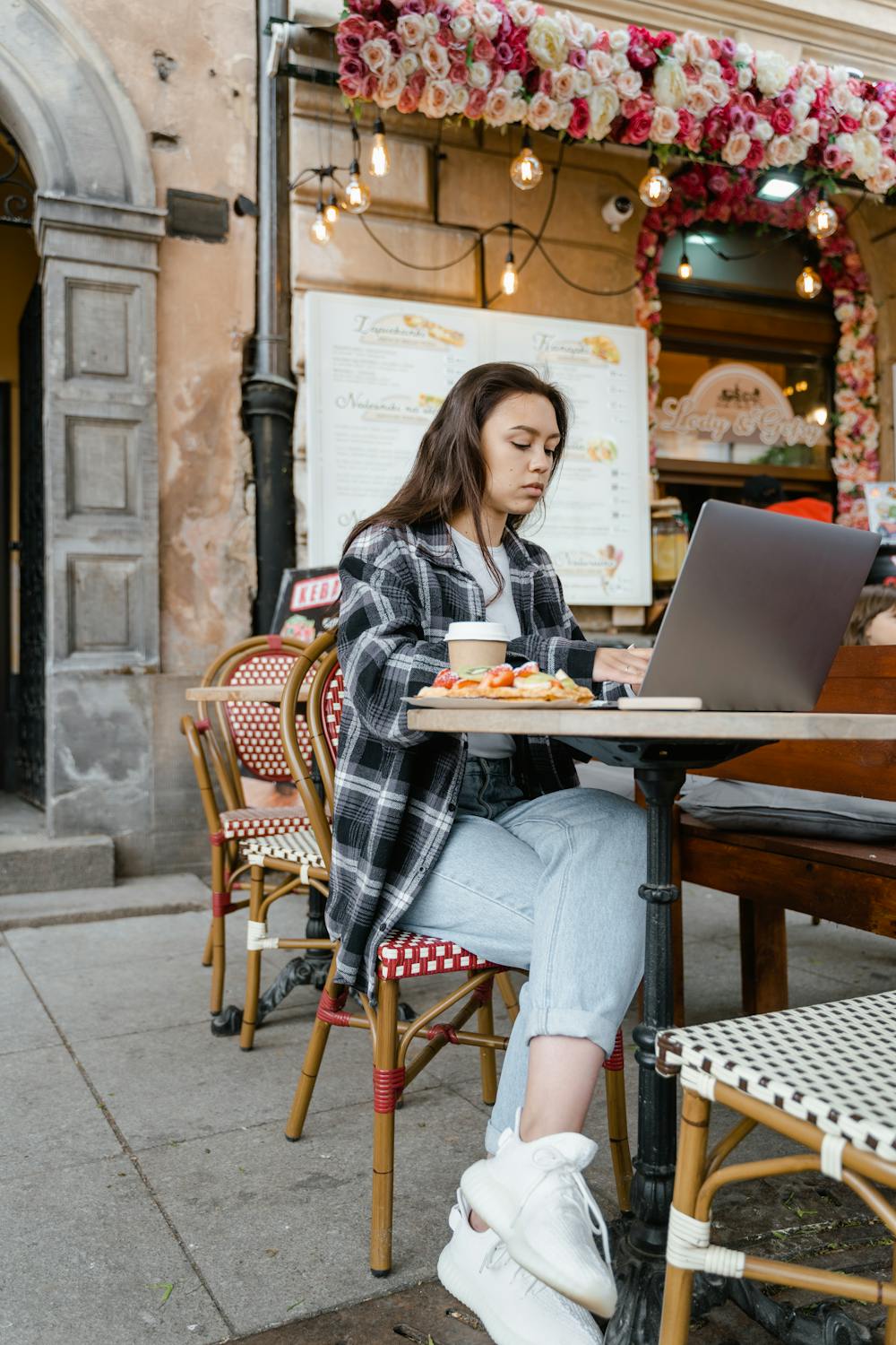 Une femme dans un café | Source : Pexels
