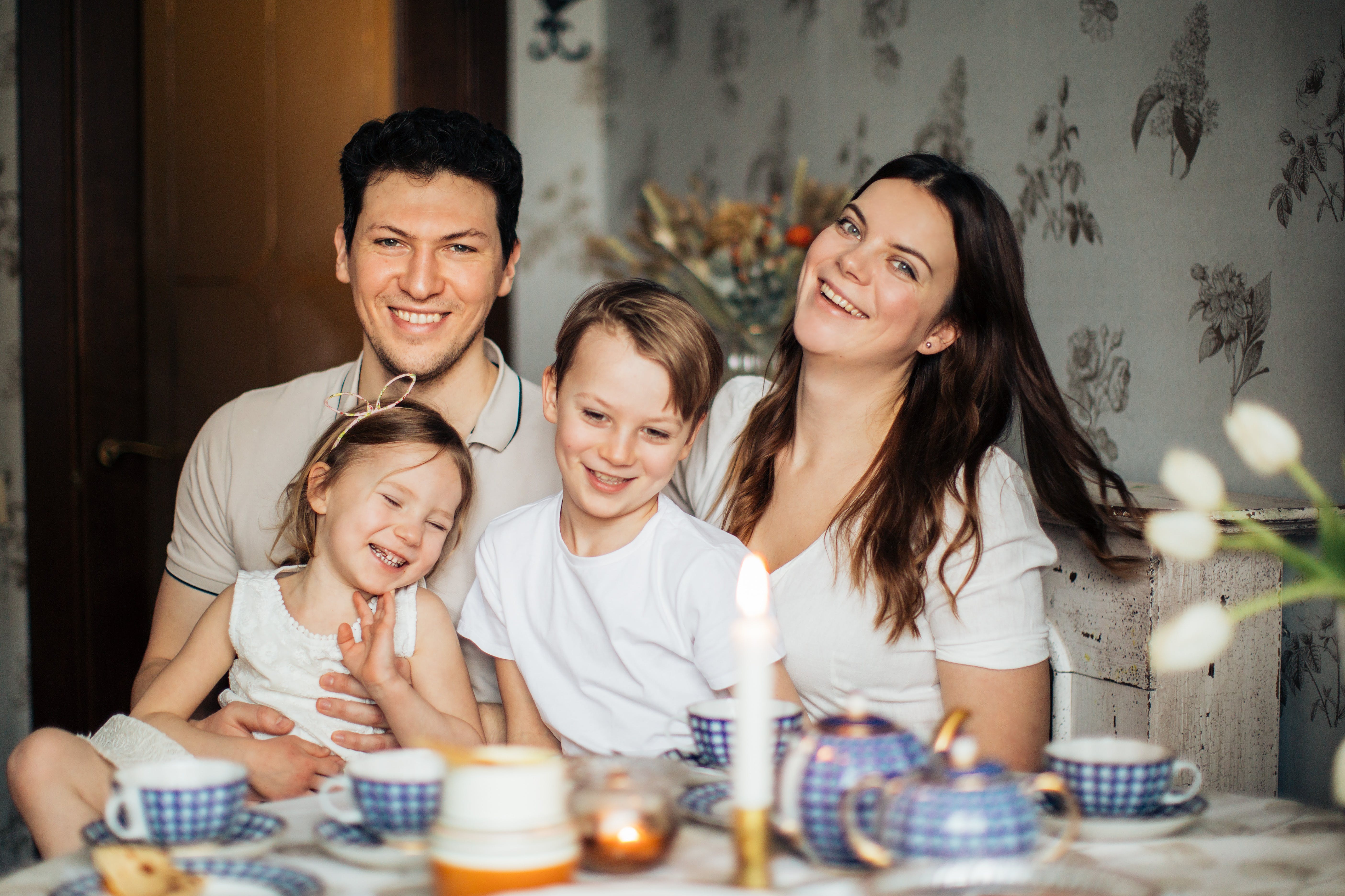 Une famille heureuse de quatre personnes | Source : Pexels